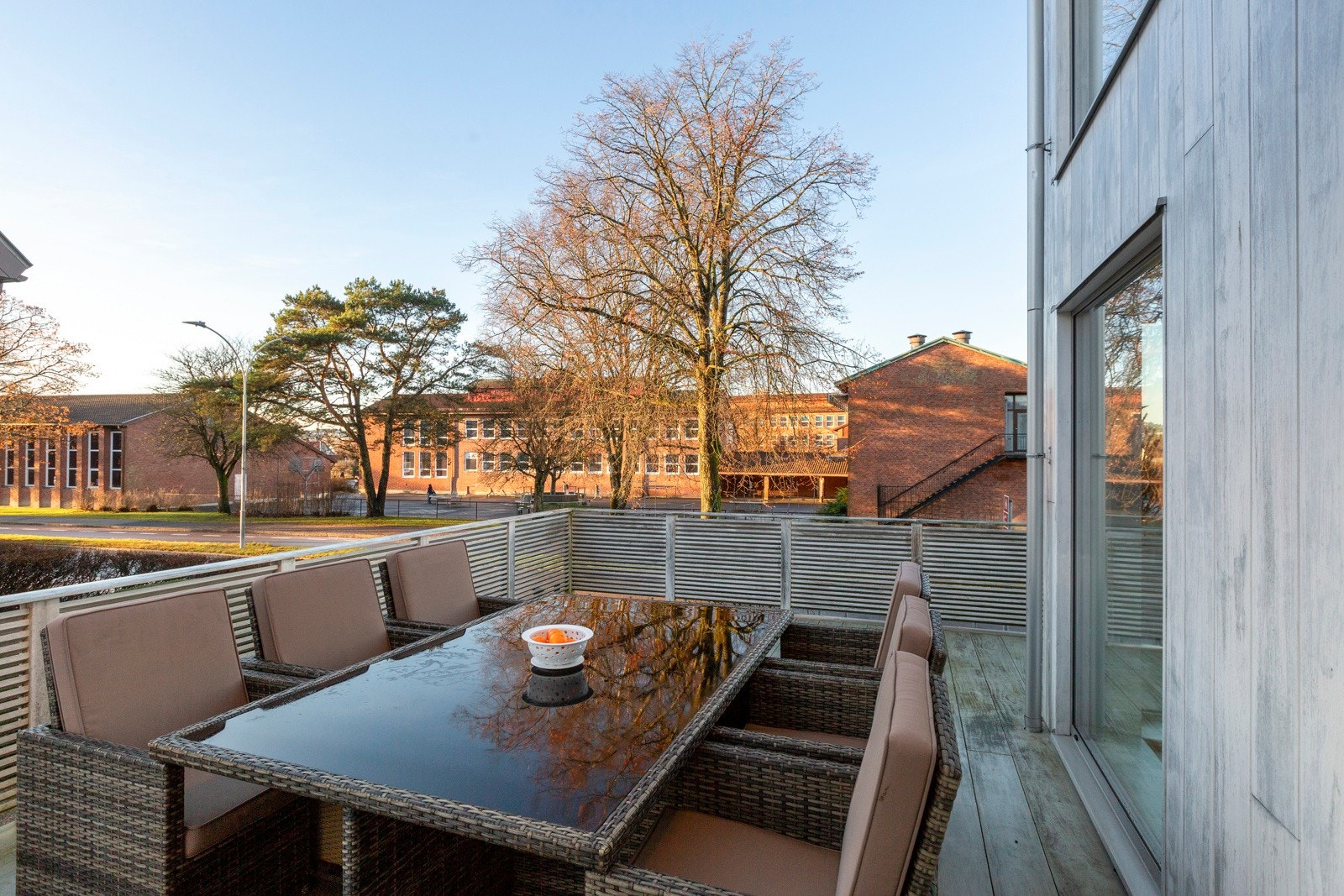 Stor veranda med fine solforhold Galleribilde