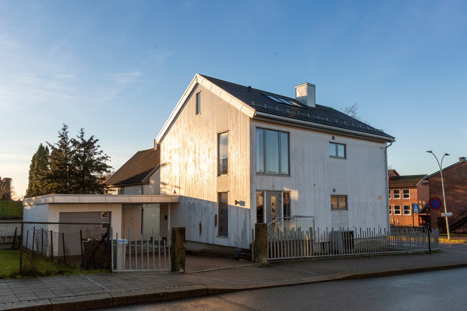 Fasade inngangsparti og gårdsplass Galleribilde