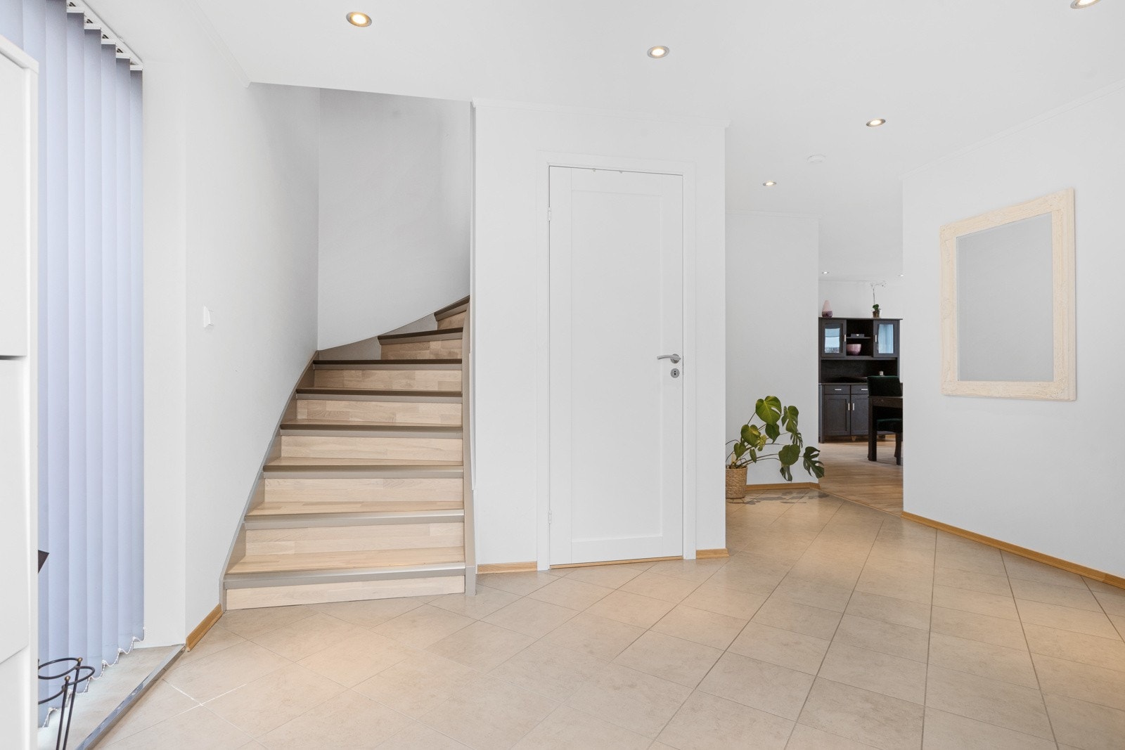 Entre med trapp opp til 2. etasje Galleribilde