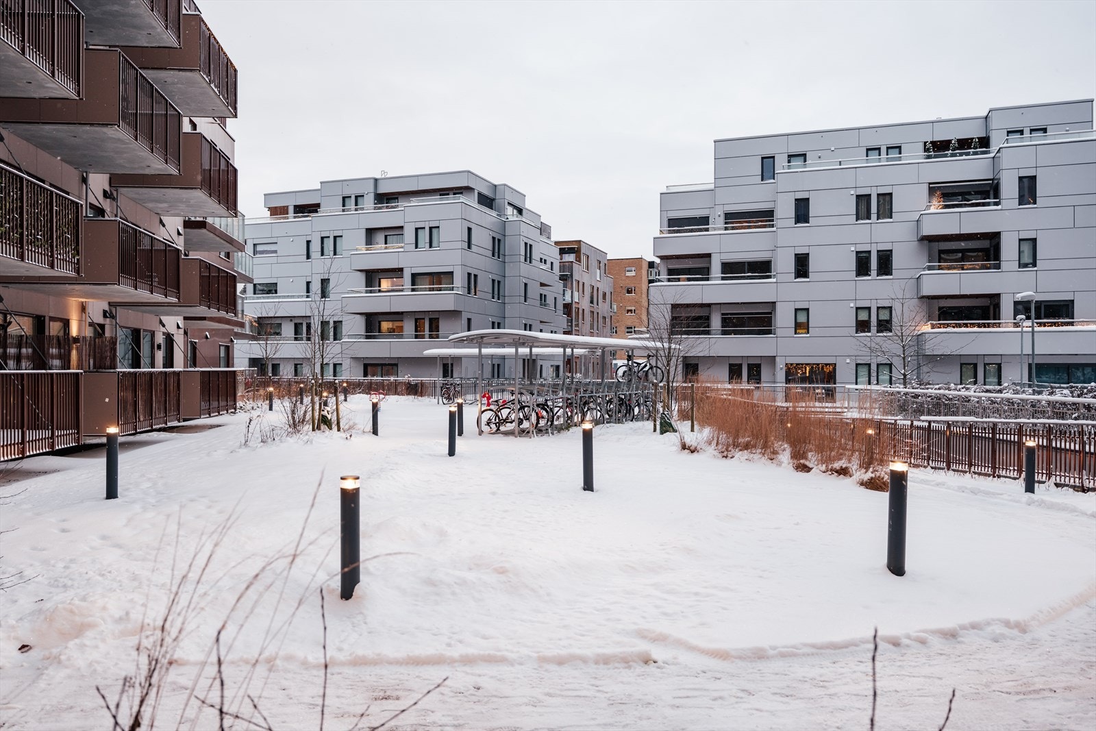 Fellesarealene er godt vedlikeholdt og innbyr til et hyggelig naboskap. Det er tilrettelagt for sykkelparkering under tak på fellesområdet. Galleribilde