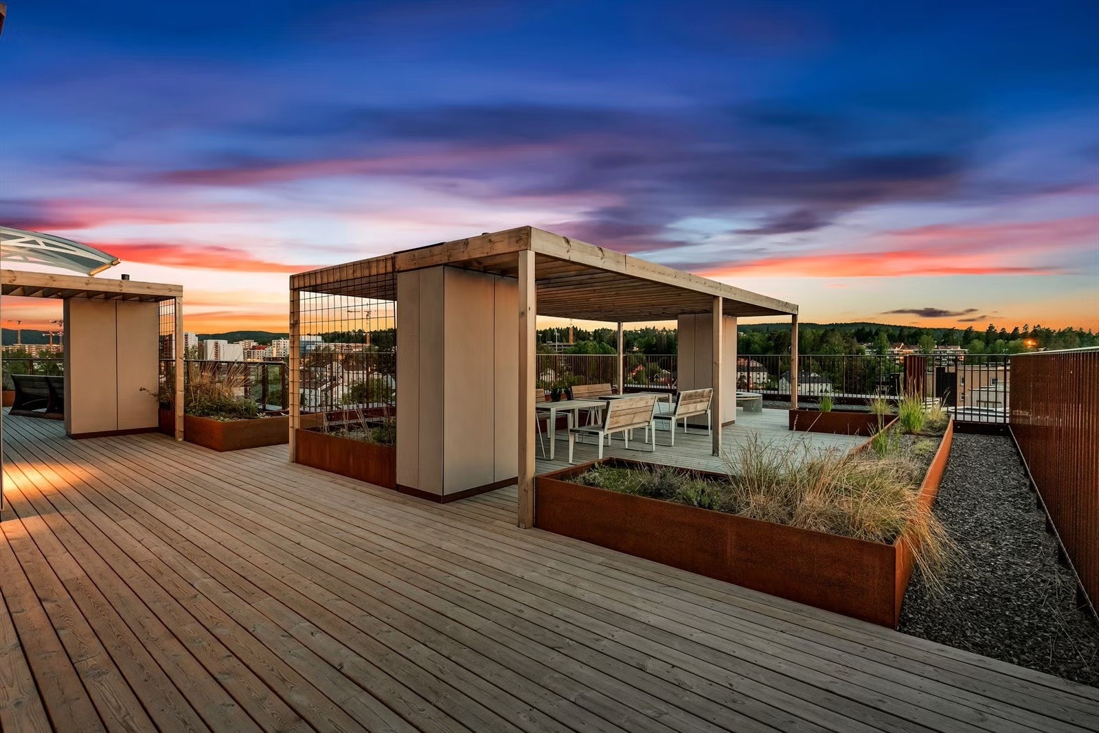 Det er etablert to flotte takterrasser, som er utstyrt med sittegrupper. Det er gode solforhold og flott utsikt. Galleribilde