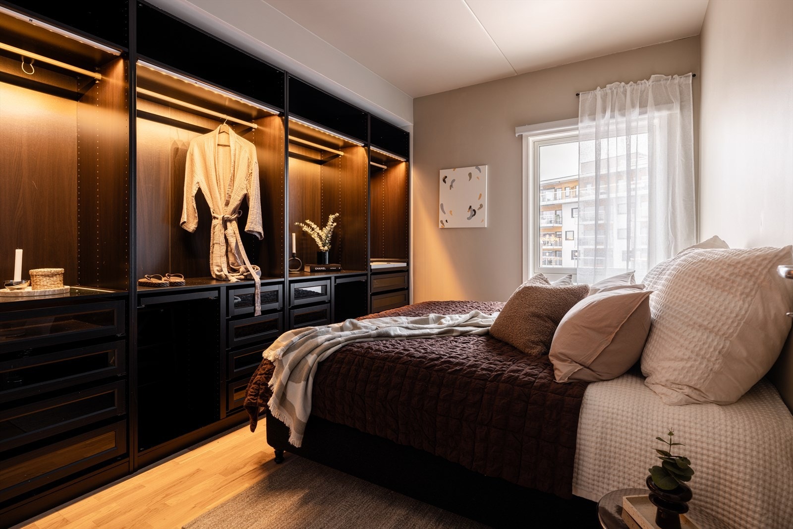 En romslig garderobeløsning med god oppbevaringsplass er montert på soverommet. Galleribilde