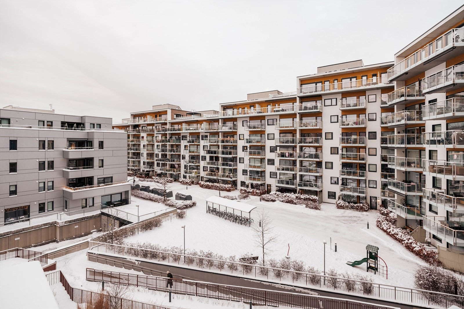 Borettslaget har et pent opparbeidet og bilfritt fellesområde med lekeplass. Galleribilde
