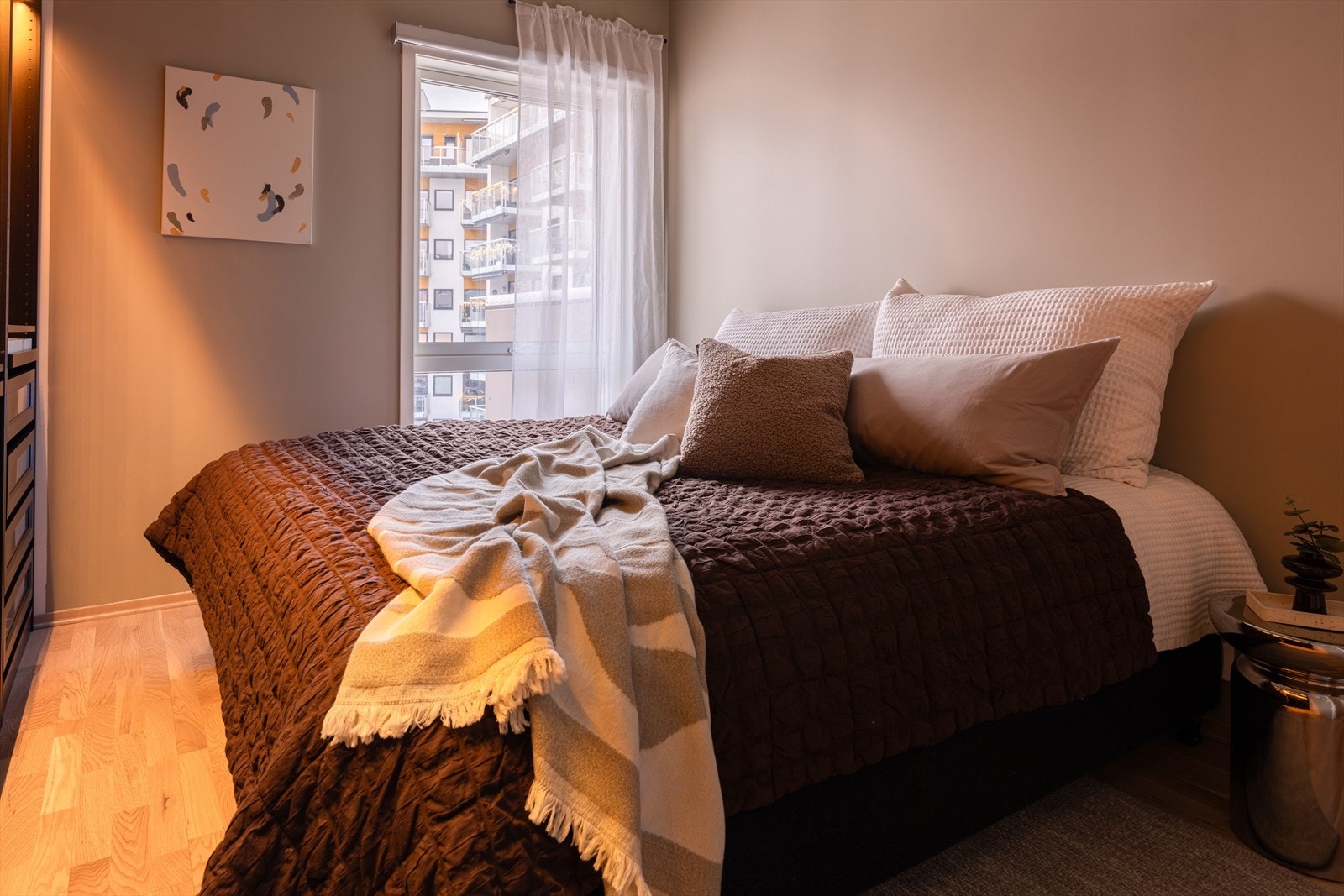 Også her er det eikeparkett med gulvvarme, og alle overflater er nye fra 2021. Galleribilde