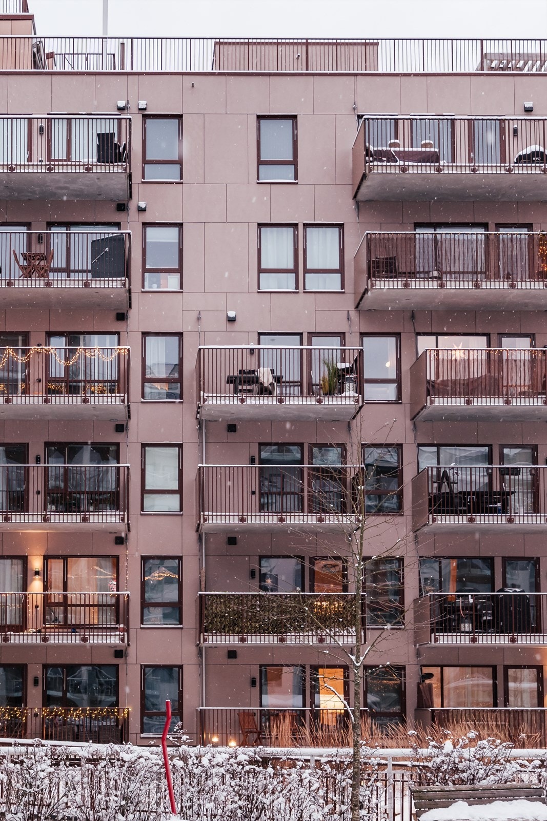 Fasaden har et moderne uttrykk, og bygningen er oppført i stål og betong. Galleribilde