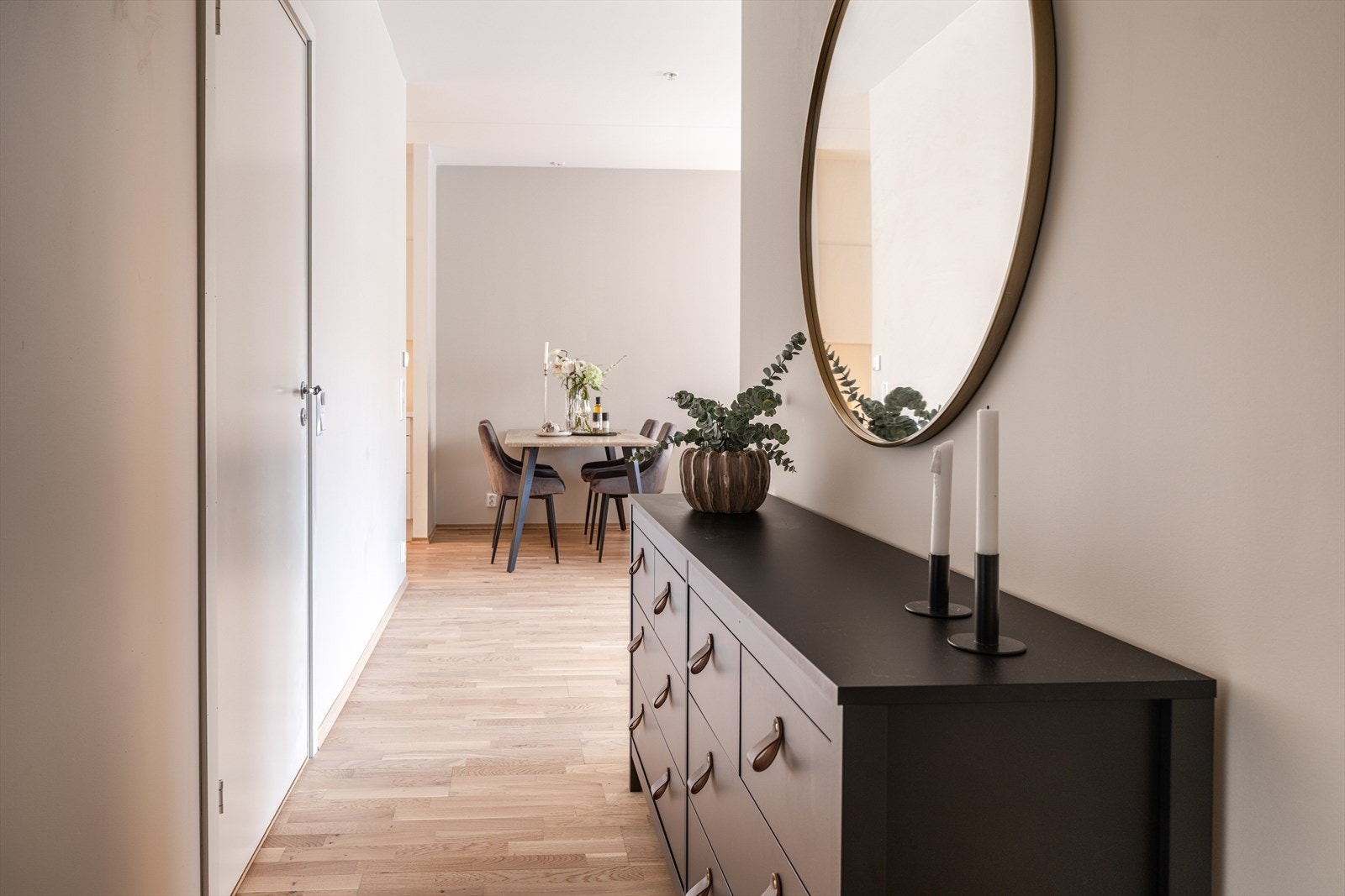 Videre fra gangen åpner leiligheten seg opp mot det sentrale oppholdsrommet. Galleribilde