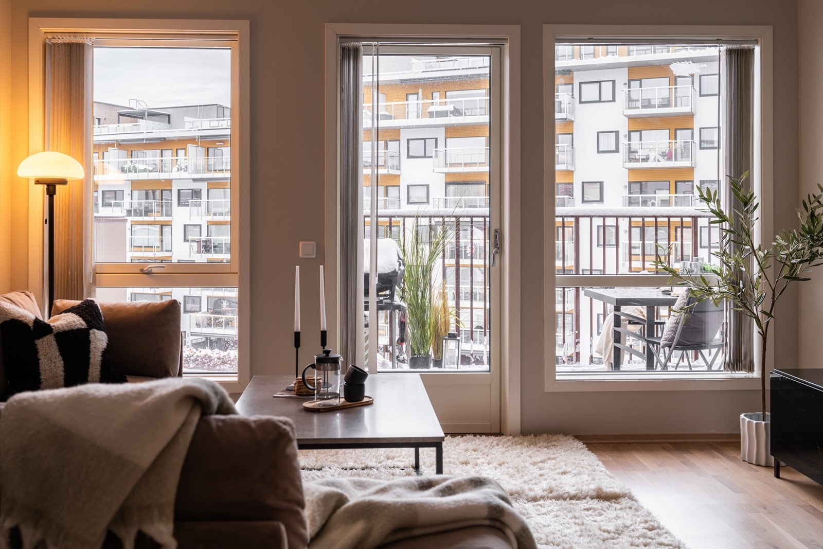 Balkongdøren gir en sømløs overgang mellom inne- og uterom. Galleribilde