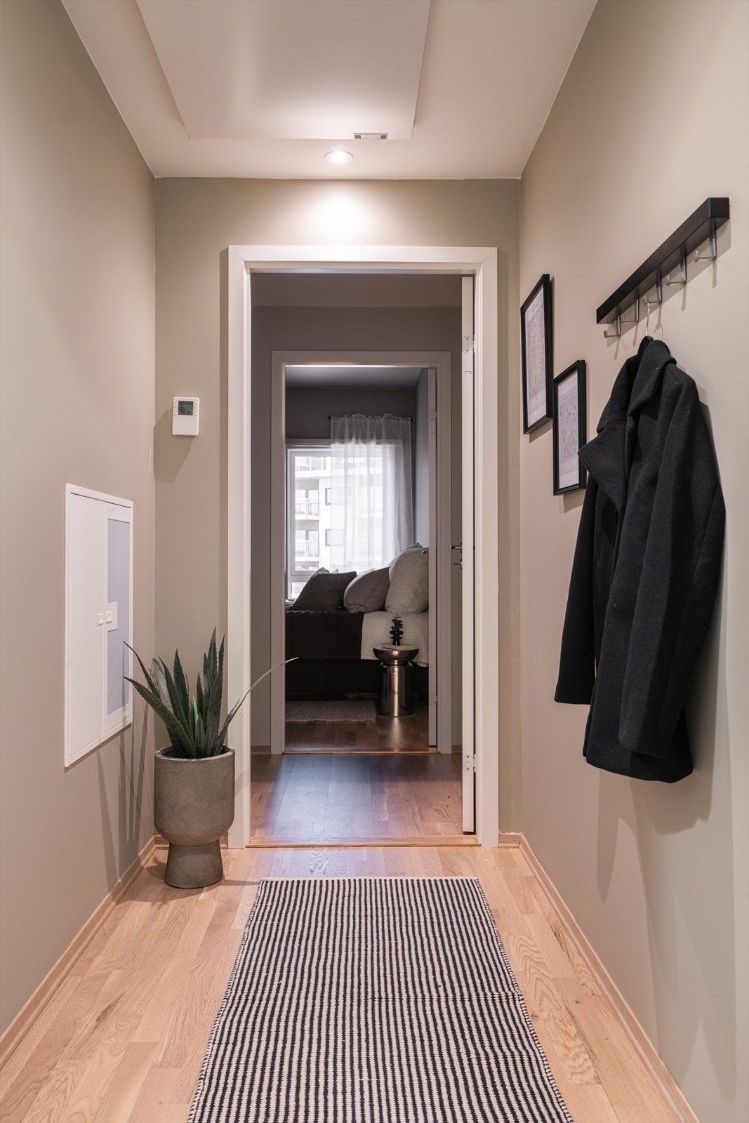 Gangen binder rommene sammen og har integrerte downlights i taket for god belysning. Galleribilde