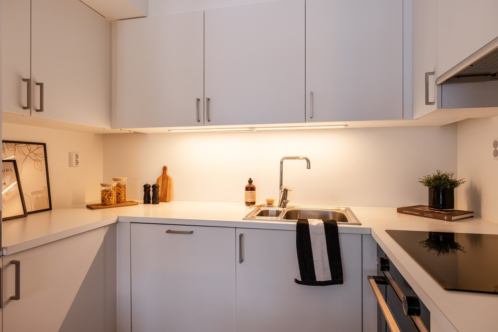 Her er det integrerte hvitevarer og balansert avtrekk, samt godt med skap- og benkeplass. Galleribilde