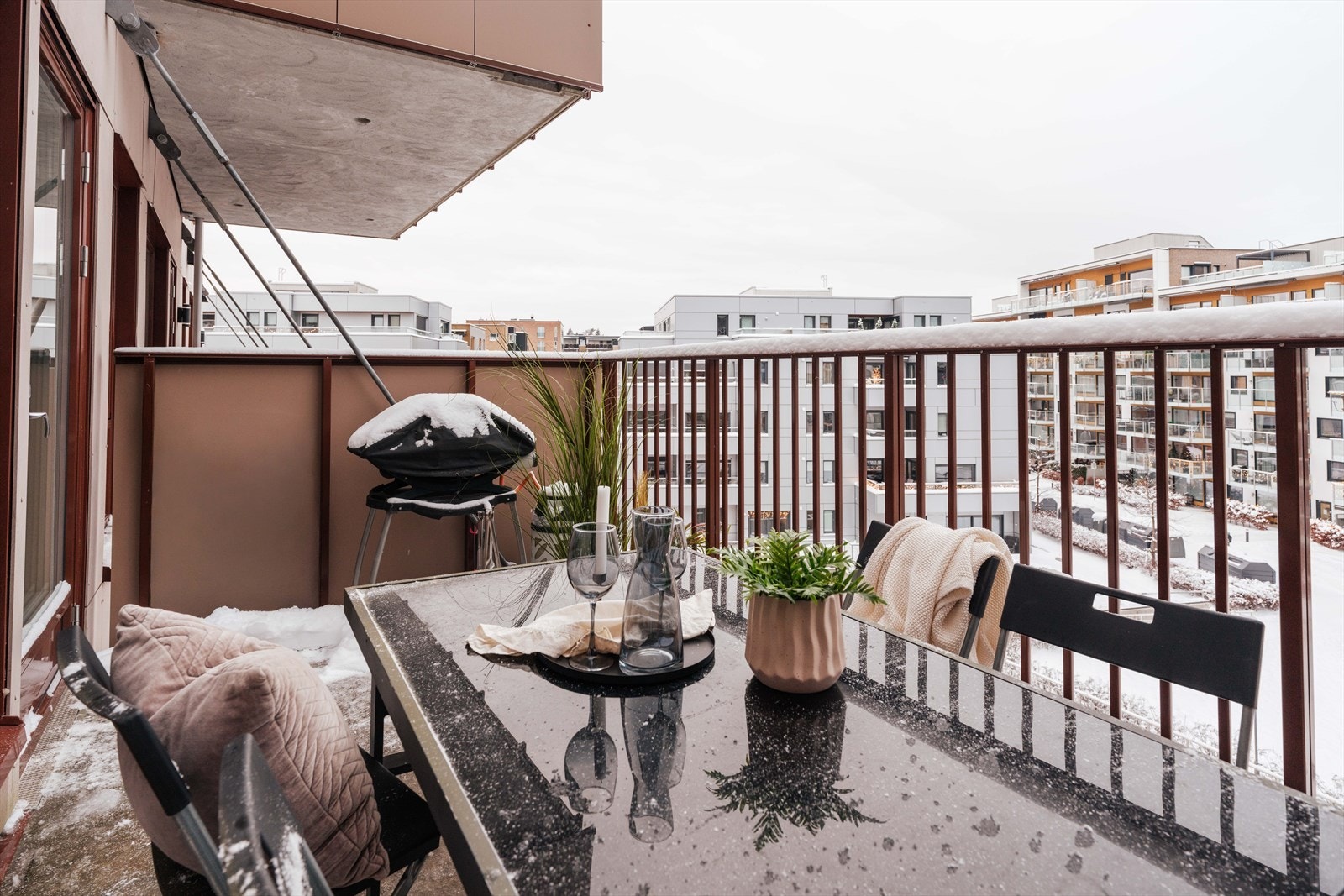 Balkongen har gode lysforhold på ettermiddagen og plass til utemøbler. Gass- eller elgrill er tillatt. Galleribilde