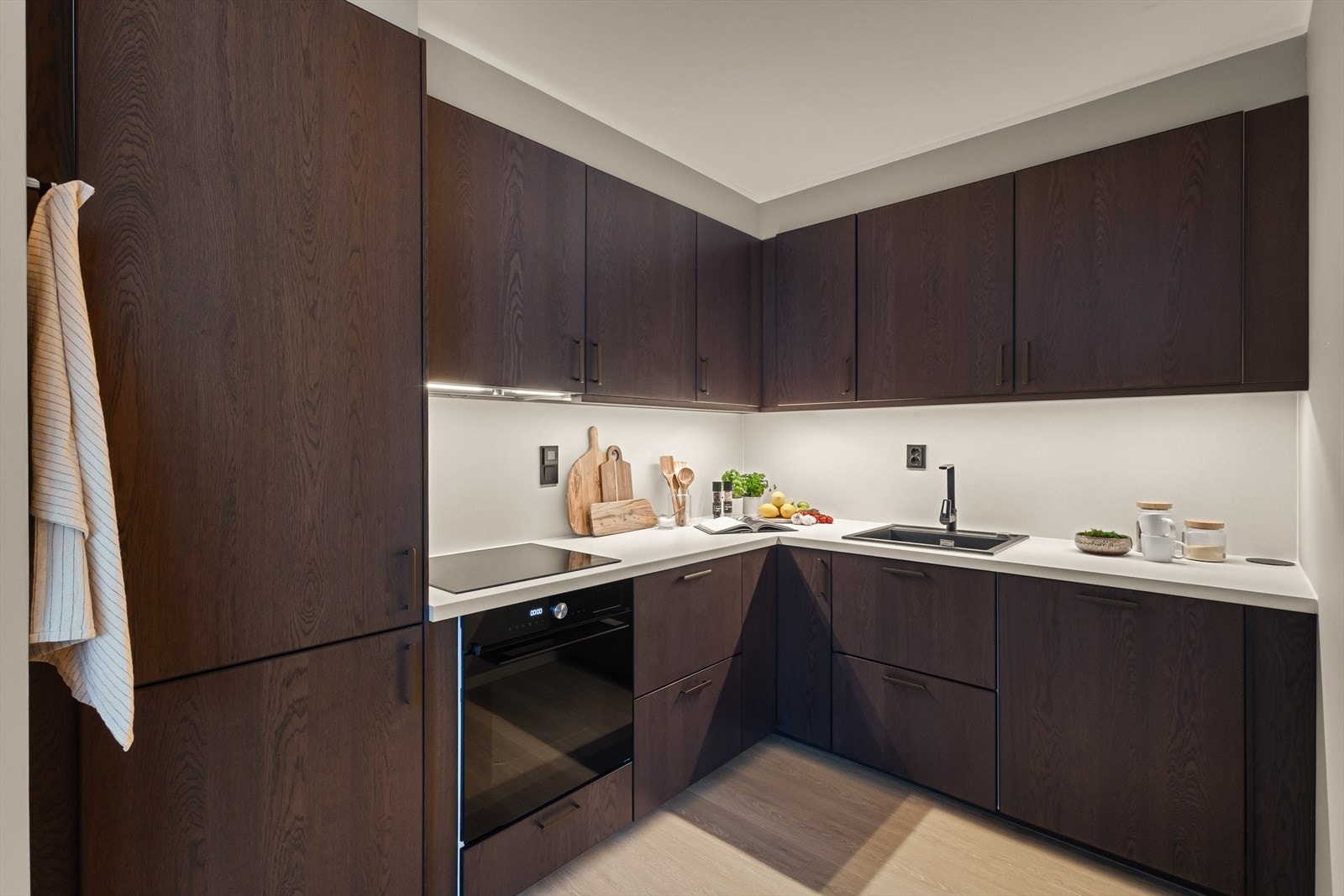 - Lekkert kjøkken fra 2024. Delikat innredning med slette fronter og benkeplate av laminat. Merk helintegrerte hvitevarer som medfølger handelen kostnadsfritt - Galleribilde