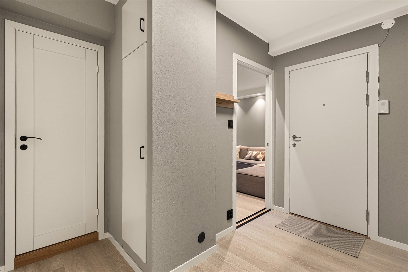 - Merk integrert skapløsning i entré for ytterligere oppbevaringsplass - Galleribilde