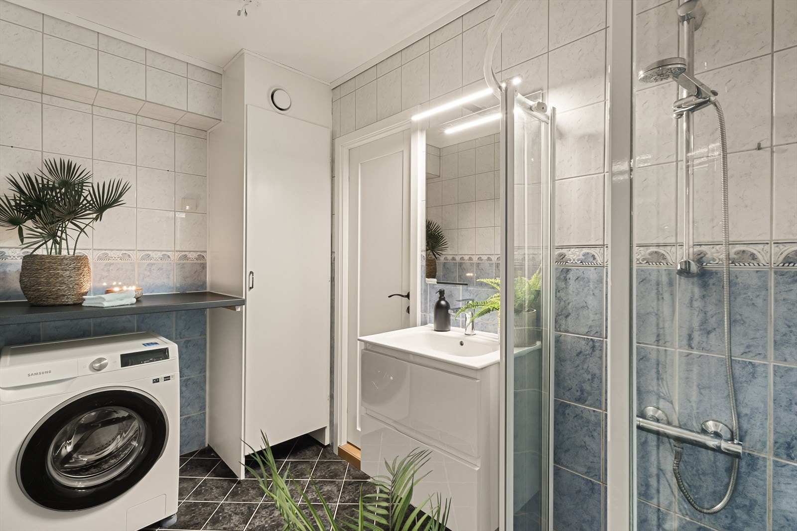 - Bad med dusjhjørne, baderomsmøbel med oppbevaring og opplegg for vaskemaskin - Galleribilde