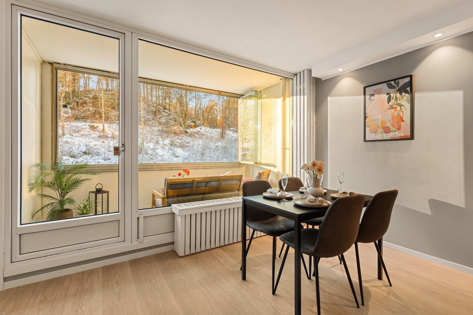 - Stuen kan enkelt innredes med sofagruppe og spisebord i hver sin naturlige sone - Galleribilde