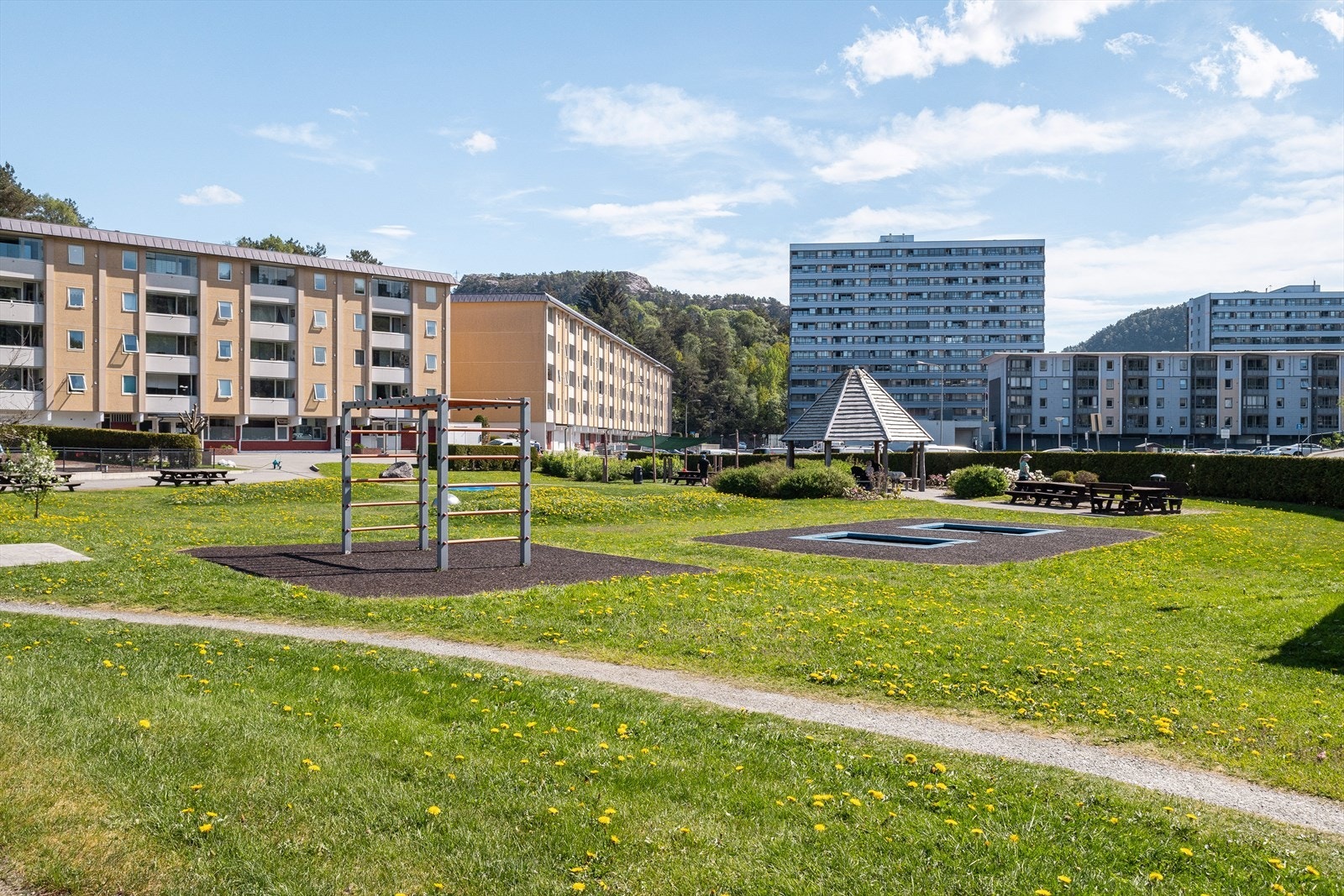 - Nærområdet byr og på fine grøntarealer og lekeplasser, kjekt for både store og små - Galleribilde