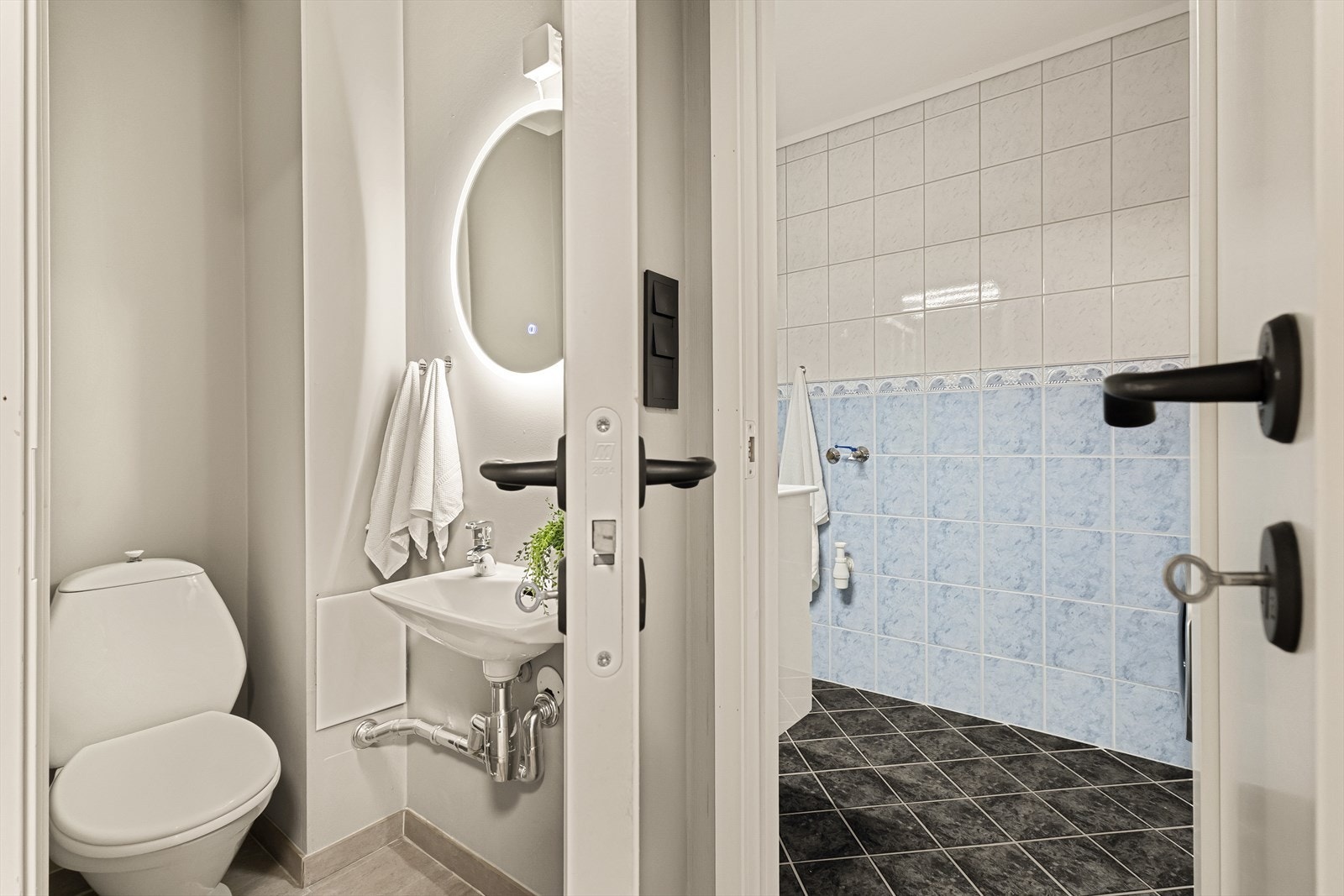 - Felleskostnader inkluderer sentralvarme, varmtvann, grunnpakke tv/internett, kommunale avgifter og eiendomsskatt, renter og avdrag på felles lån, felles byggforsikring, renhold samt felles vedlikehold og driftskostnader - Galleribilde