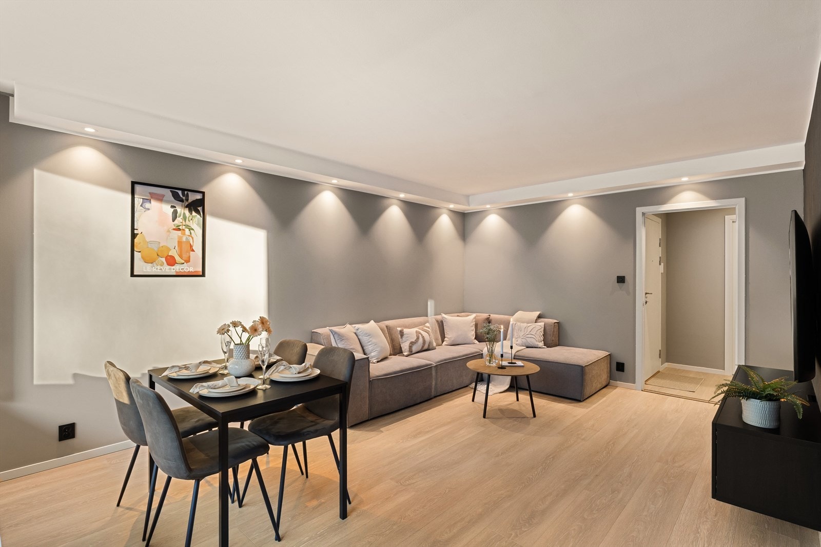 - Nytt, lekkert laminatgulv fra 2022 i alle oppholdsrom - Galleribilde