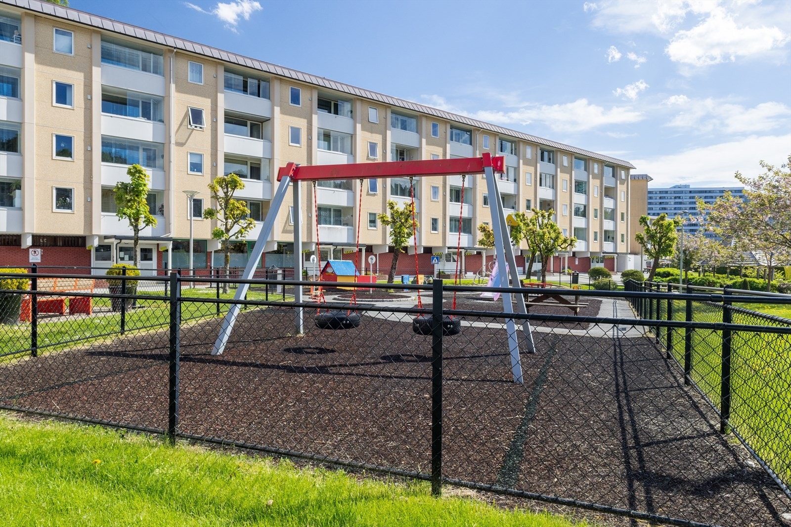 - Du finner flere lekeplasser og fasiliteter omkring borettslaget - Galleribilde