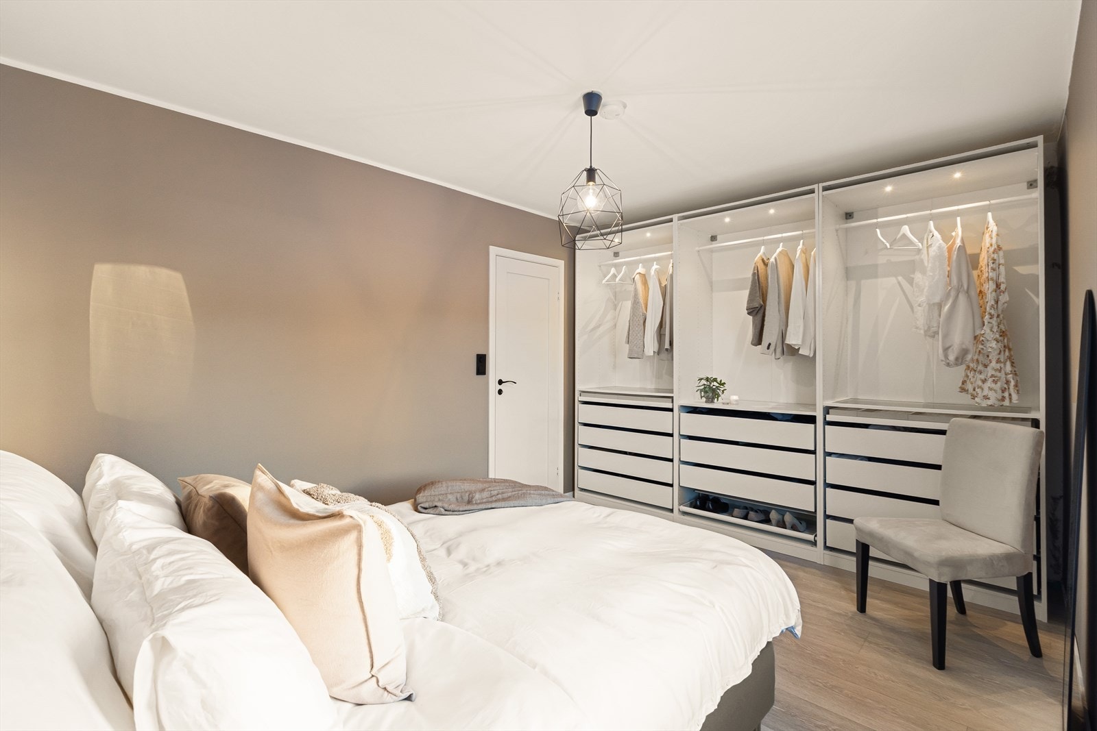 - Ny eier får glede av godt utstyrt garderobe fra IKEA - Galleribilde