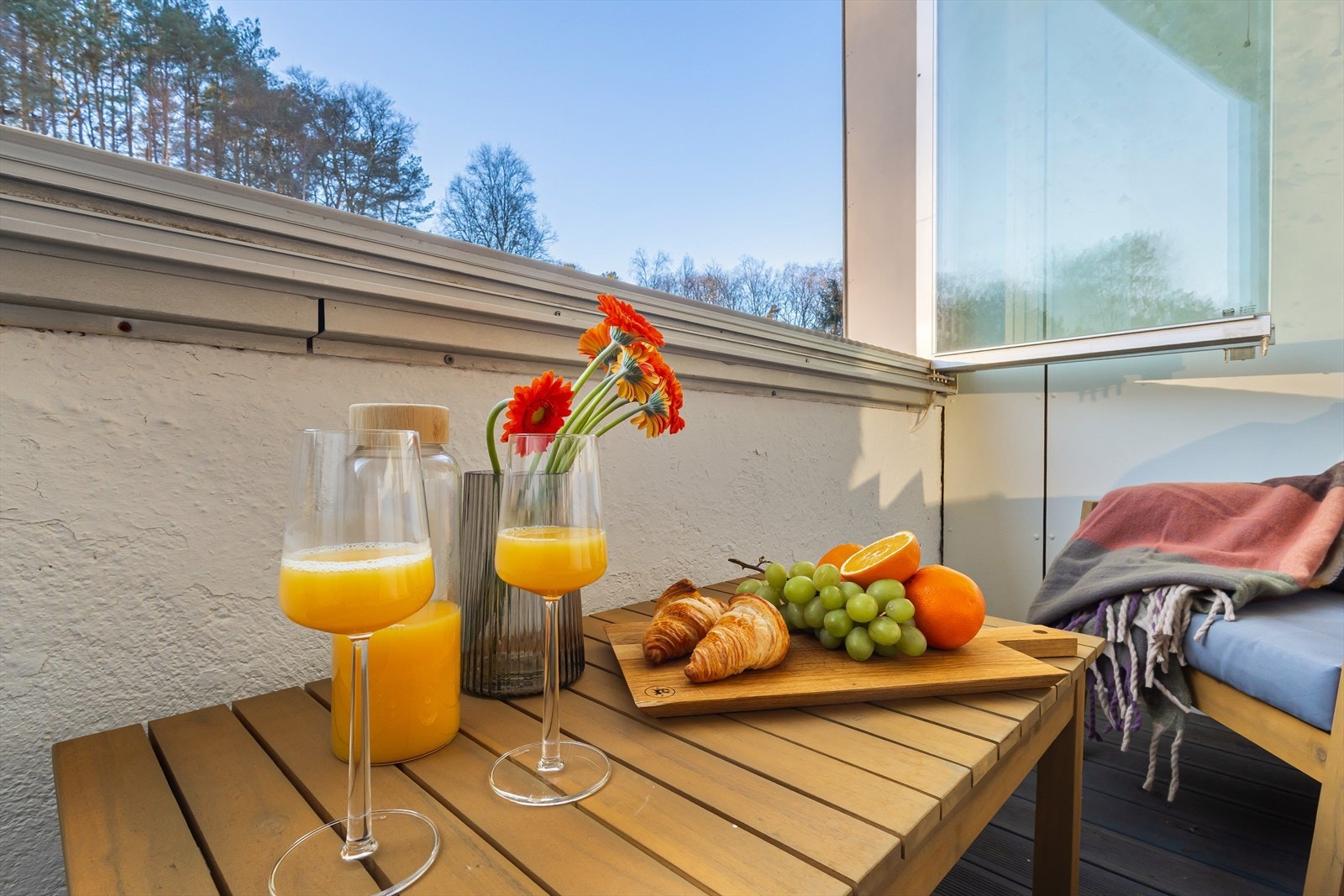 - Vinduene kan skyves helt til siden for å åpne opp og gi en enda mer luftig følelse, perfekt på varme dager - Galleribilde