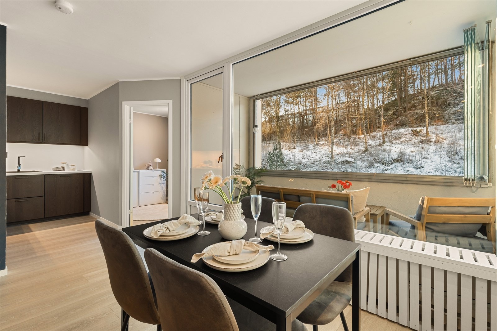 - Delvis åpen stue- kjøkkenløsning som måler 27m². Legg merke til store vindusflater som gir godt med lysinnslipp - Galleribilde