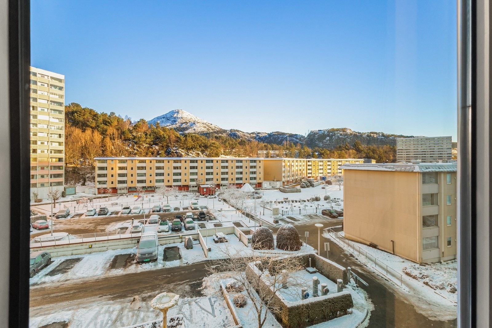 - Soverommets utsikt vender rett mot et av Bergens syv fjell, Lyderhorn - Galleribilde