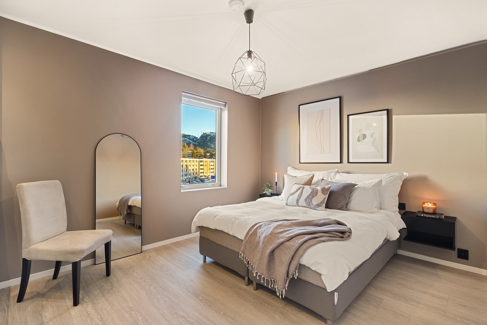 - Også gjennomgående lekre detaljer her, med listefritt vindu, lune fargevalg og luftig romfølelse - Galleribilde