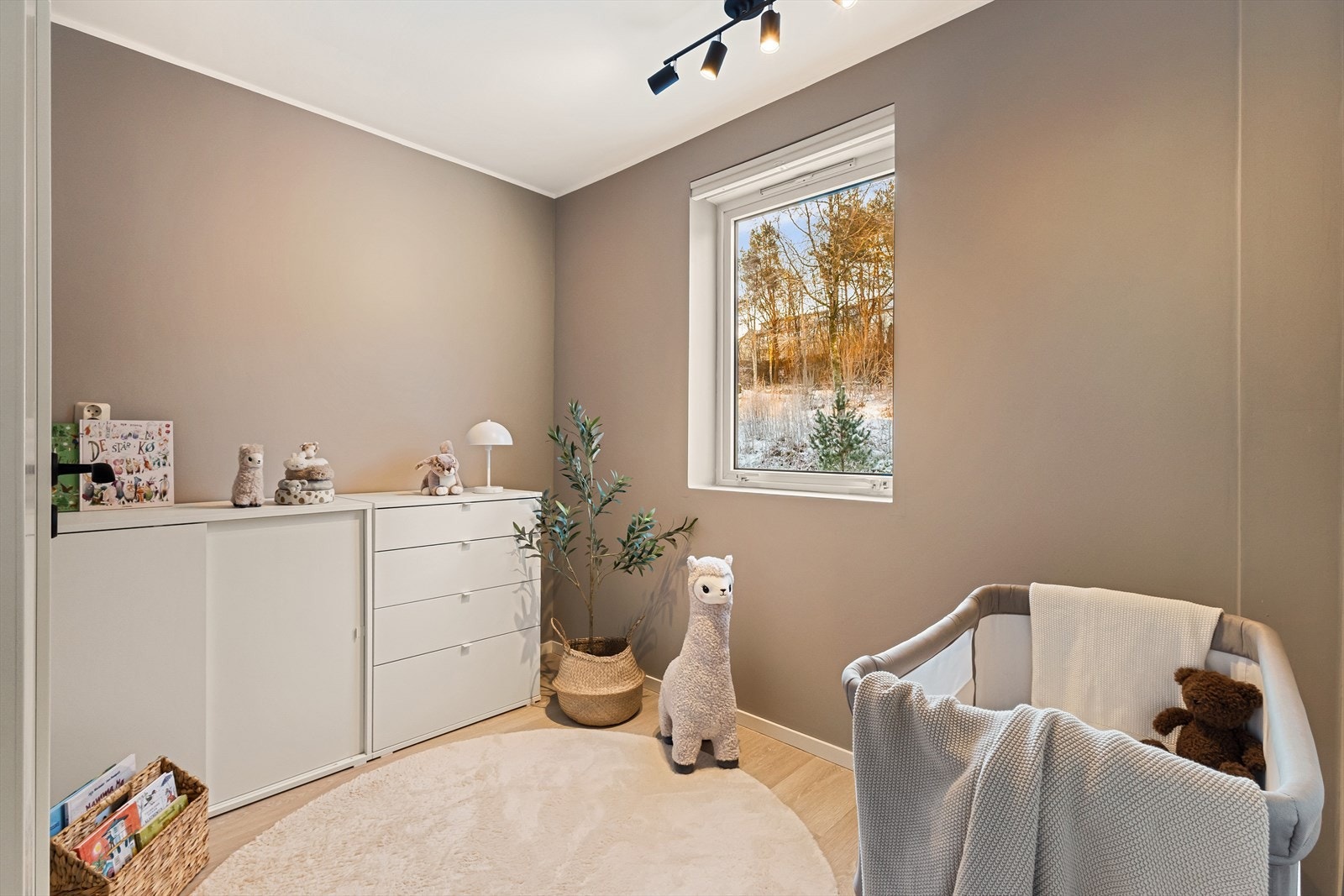 - Fra stuen er det tilkomst til et av boligens to soverom. Rommet måler 5,7² og passer perfekt som barnerom eller kontor! - Galleribilde