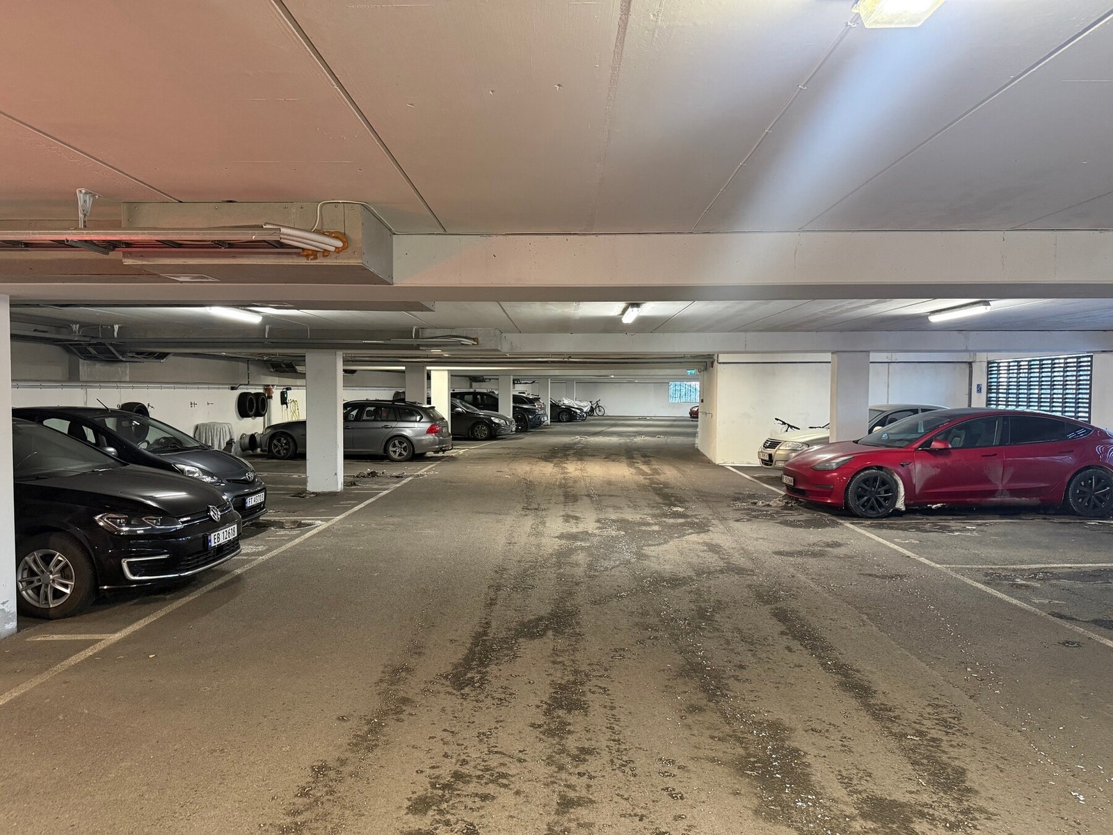 Det medfølger p-plass til boligen i felles lukket garasjeannlegg Galleribilde