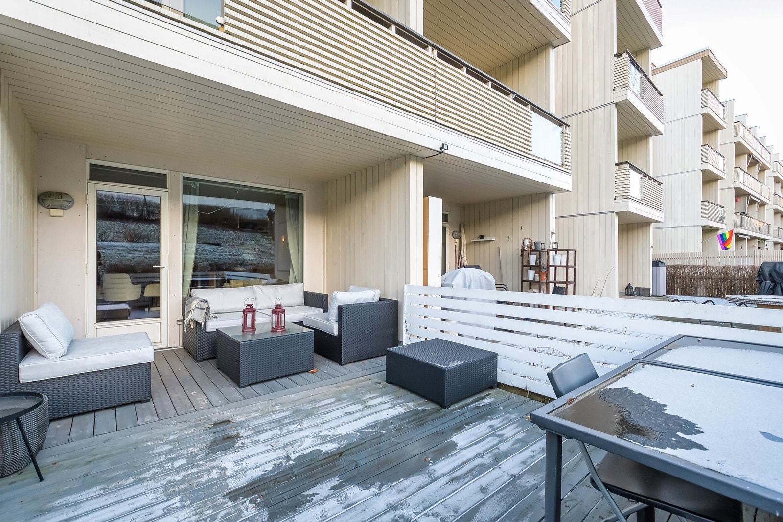 Direkte utgang til markterrasse fra stuen. Om sommeren oppleves markterrassen som en naturlig forlengelse av stuerom Galleribilde