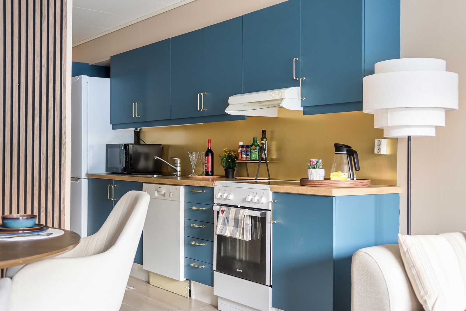 Praktisk kjøkkenløsning - godt med skap og benkeplass Galleribilde