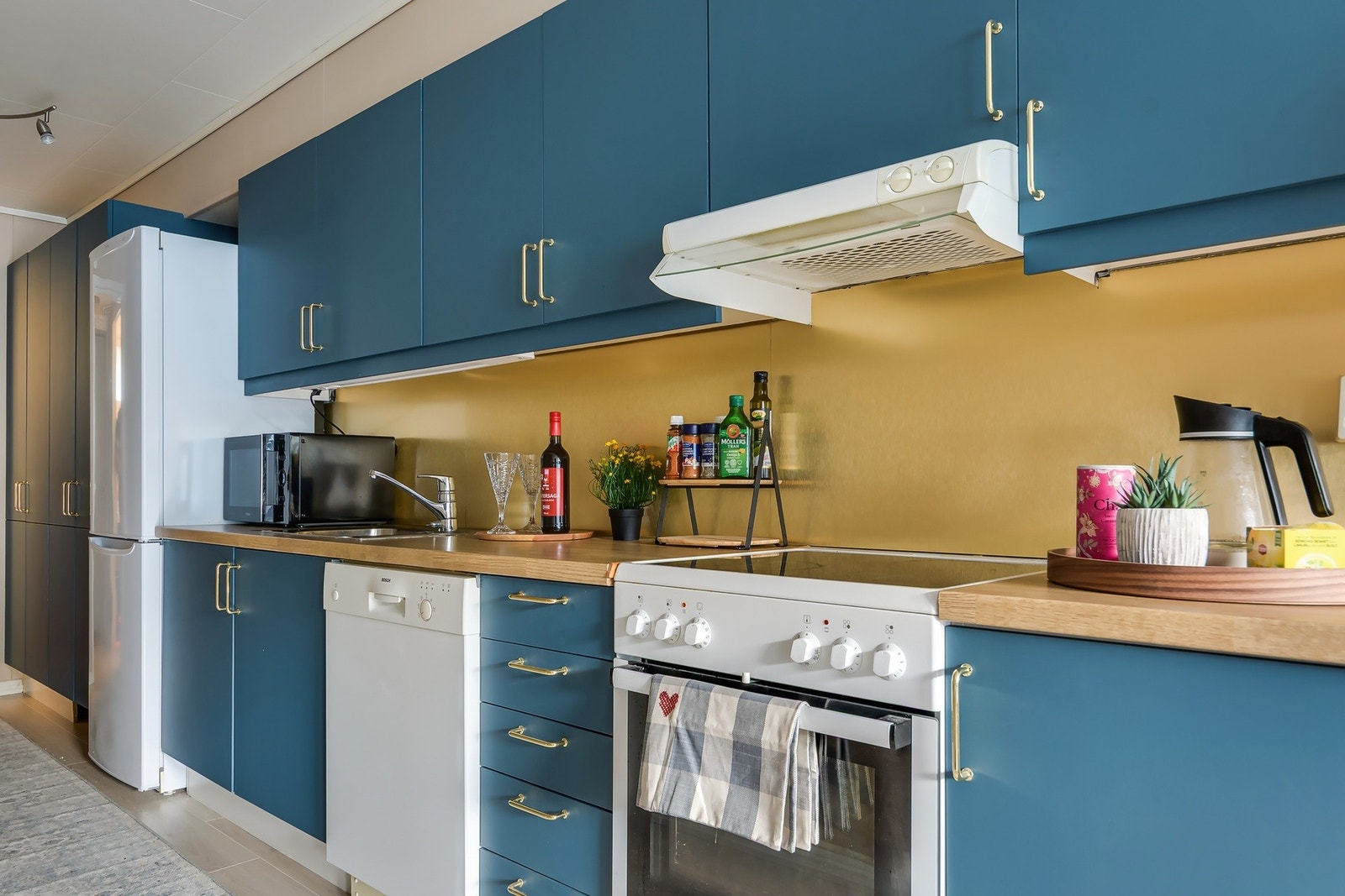 Kjøkkenet har fine kjøkkenfronter. Hvitevarer medfølger i handelen Galleribilde