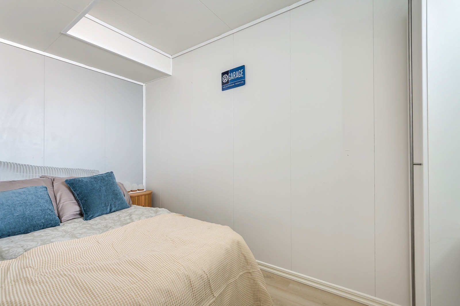 Boligens soverom har god plass til dobbeltseng og nattbord Galleribilde