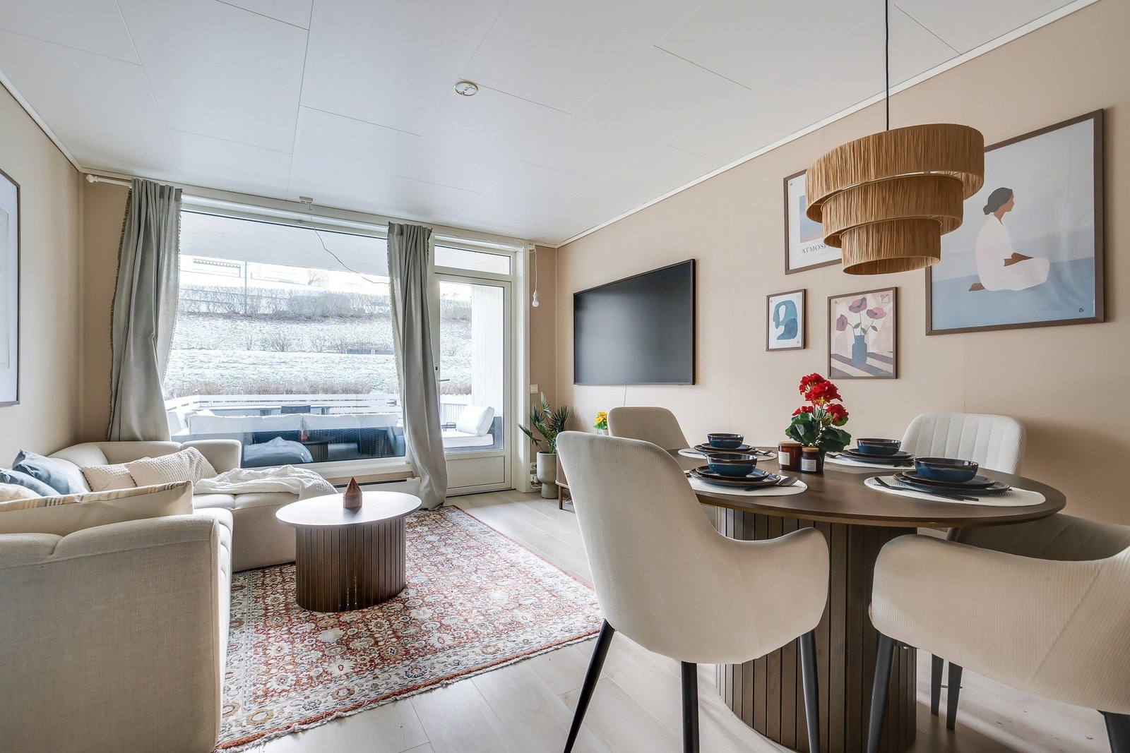 Romslig stue med god plass til både sofa og spisebord. Overflater er pusset opp i 2025 Galleribilde