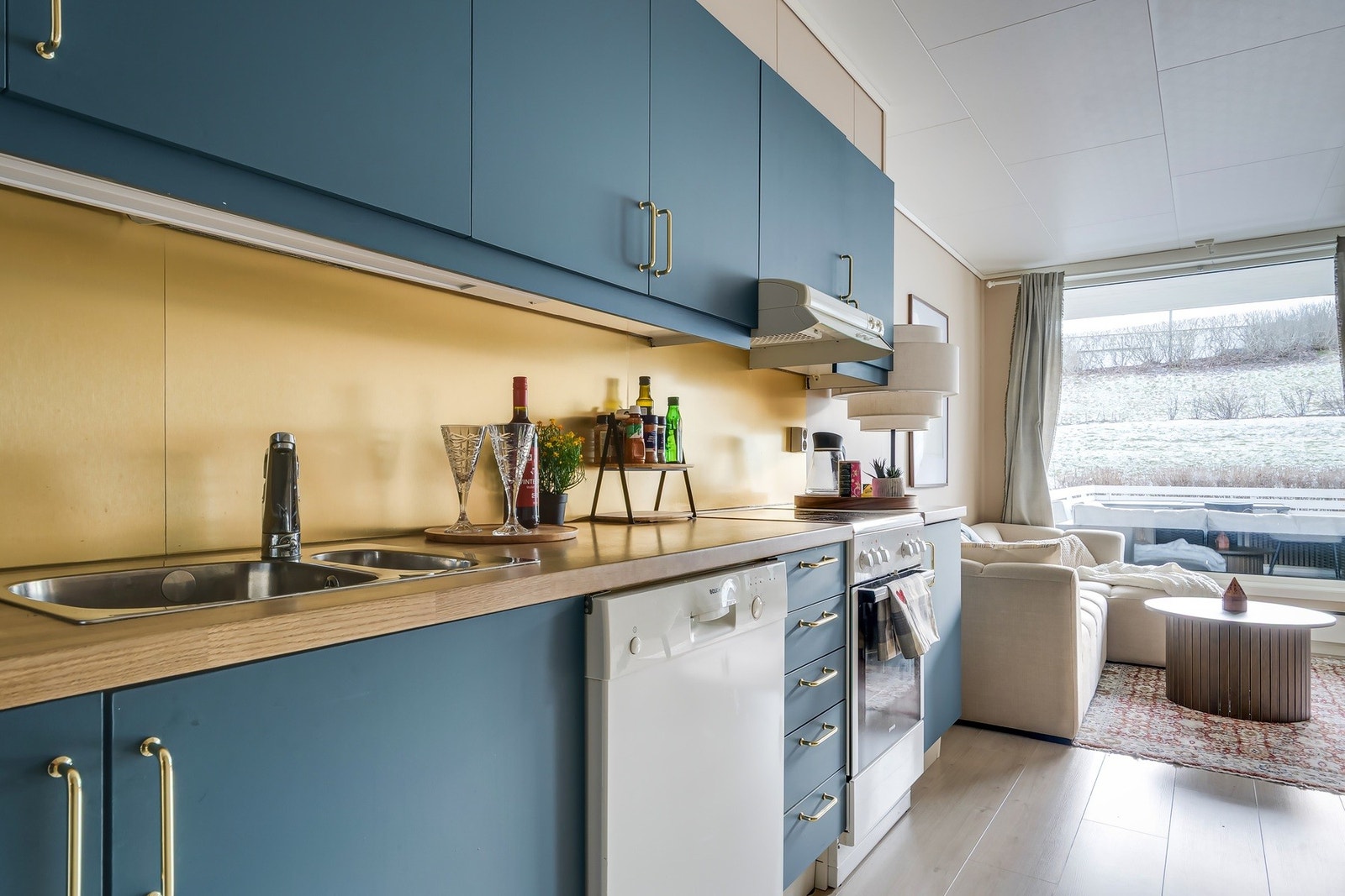 Oversiktlig kjøkken med plass til det du trenger Galleribilde