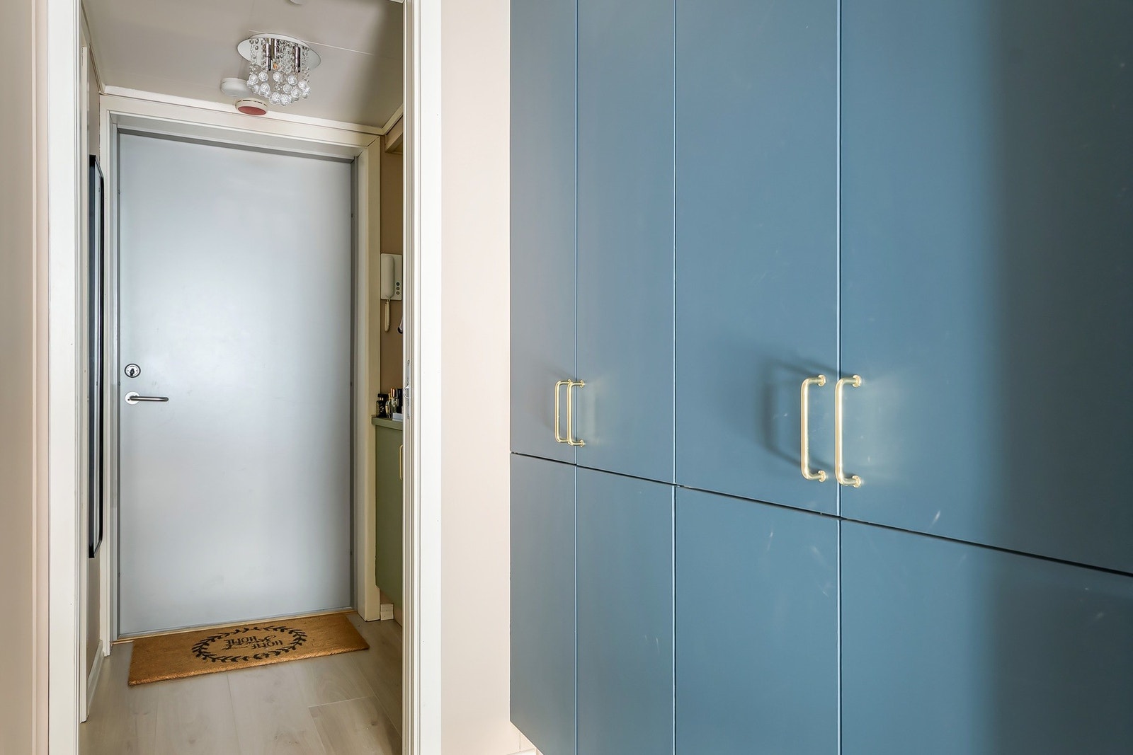 Plassbygde skap gir god og effektiv oppbevaringsplass Galleribilde