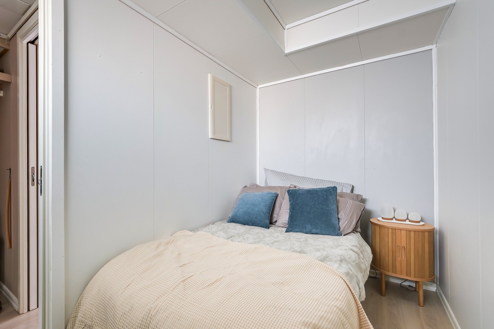 Boligens soverom har god plass til dobbeltseng og nattbord Galleribilde