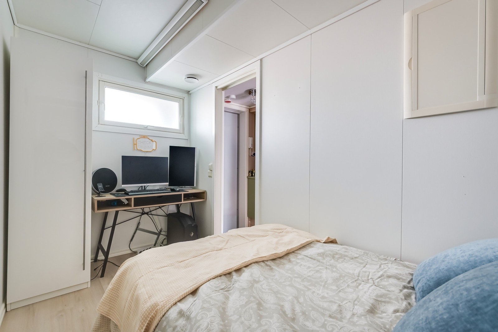 Rommet kan innredes med skrivebord og det er plass til ønskede garderobeløsninger Galleribilde