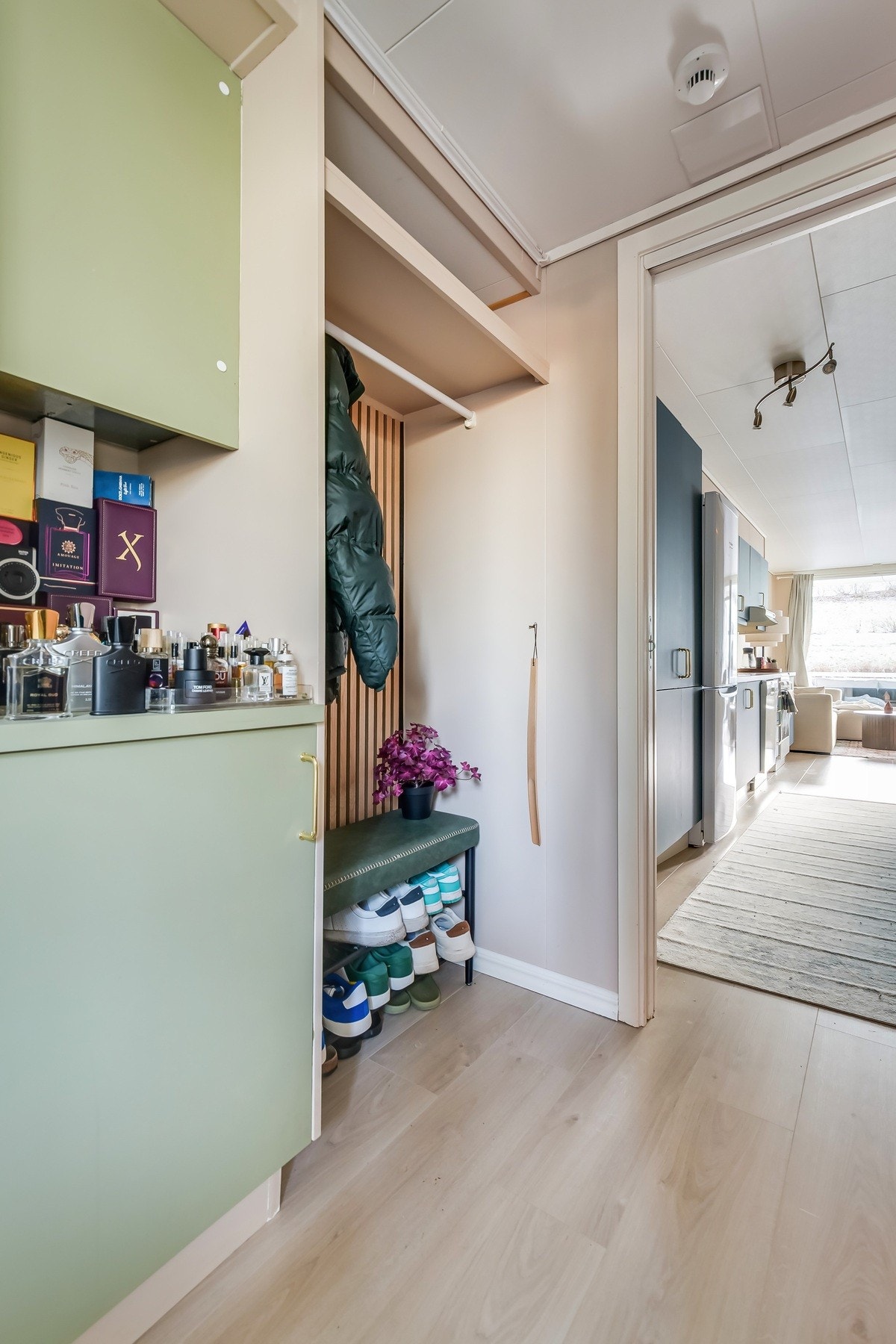 Velkommen inn - entré med god plass til sko og yttertøy. Galleribilde