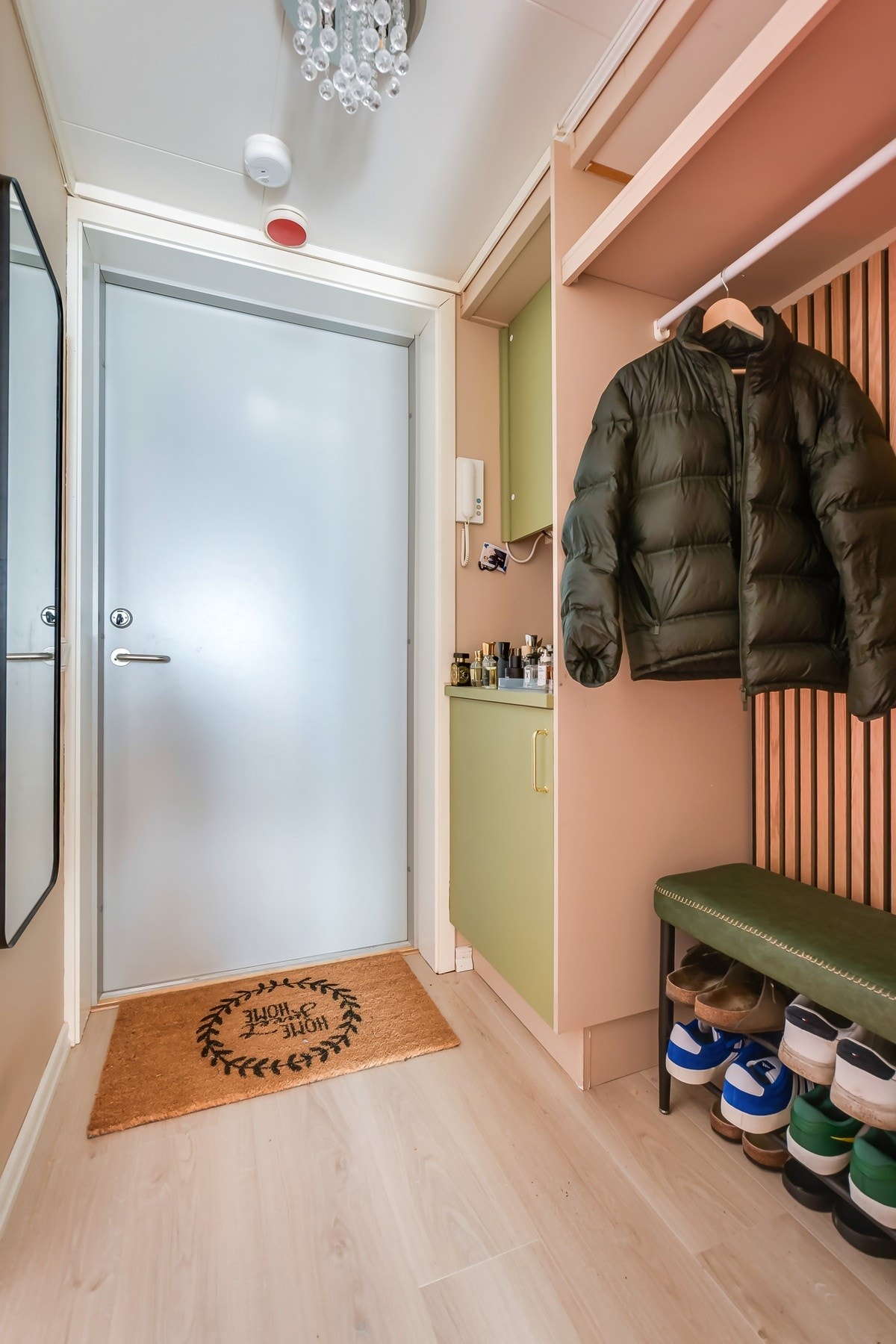 Velkommen inn - entré med god plass til sko og yttertøy. Galleribilde