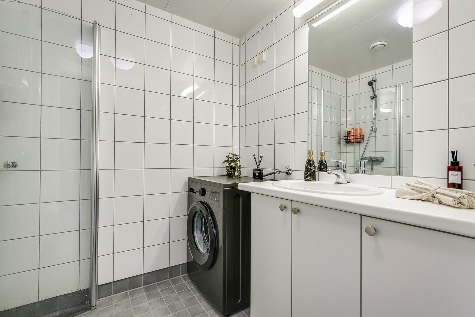 Stort og flott bad med varmekabler i gulv Galleribilde