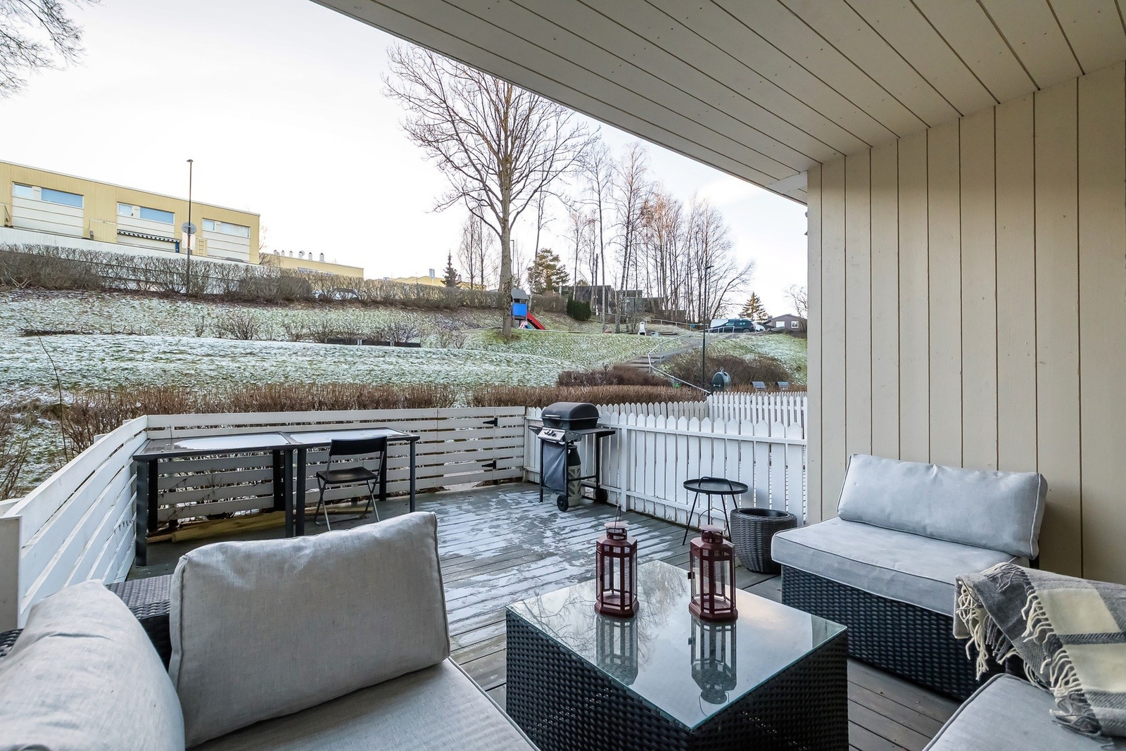 Nylig oppusset 2-roms leilighet med fin intern beliggenhet med markterrasse på ca. 20 kvm i et fredelig og grønt boligområde på Haugerud Galleribilde