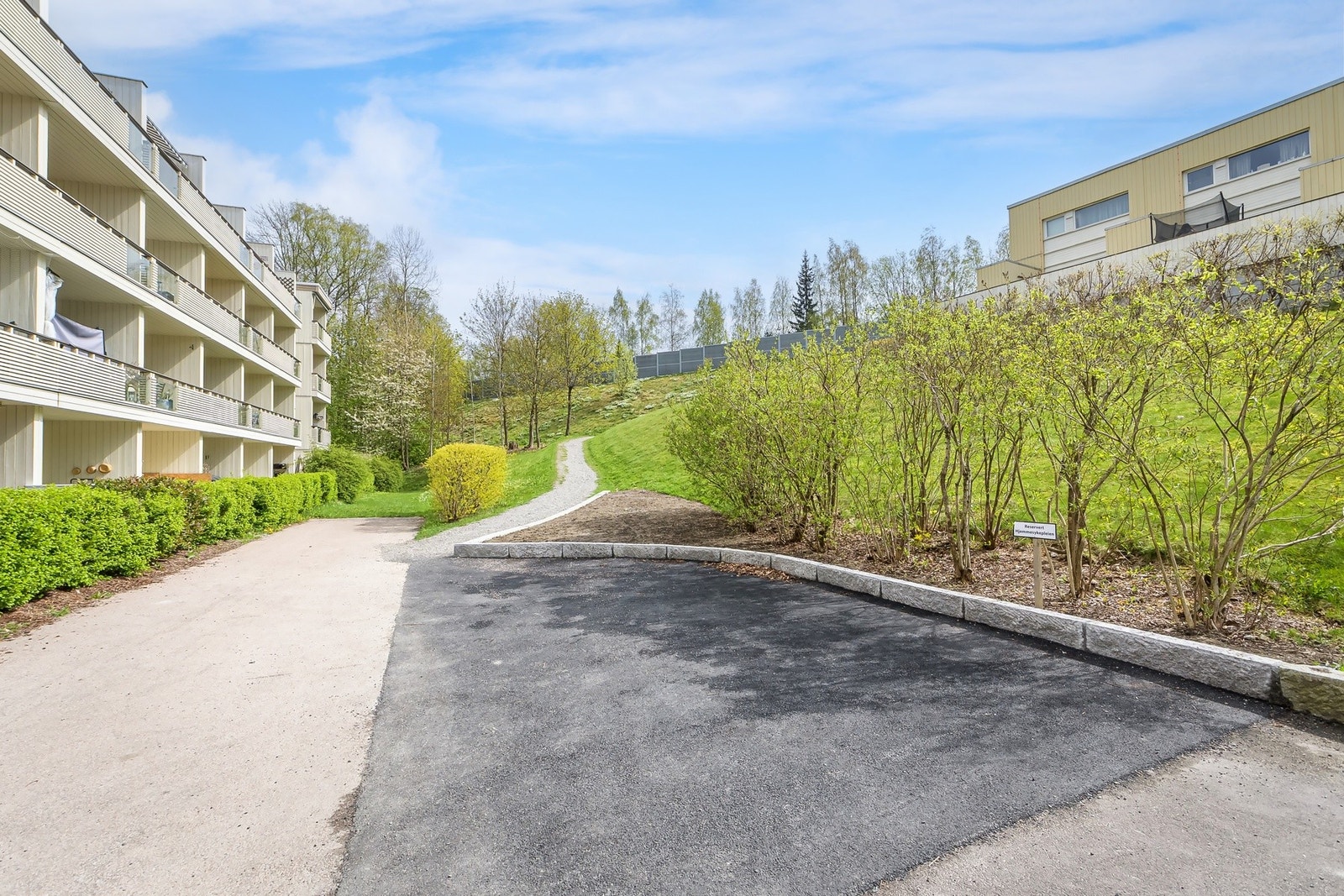 Hyggelig gårdstun med grønne omgivelser Galleribilde