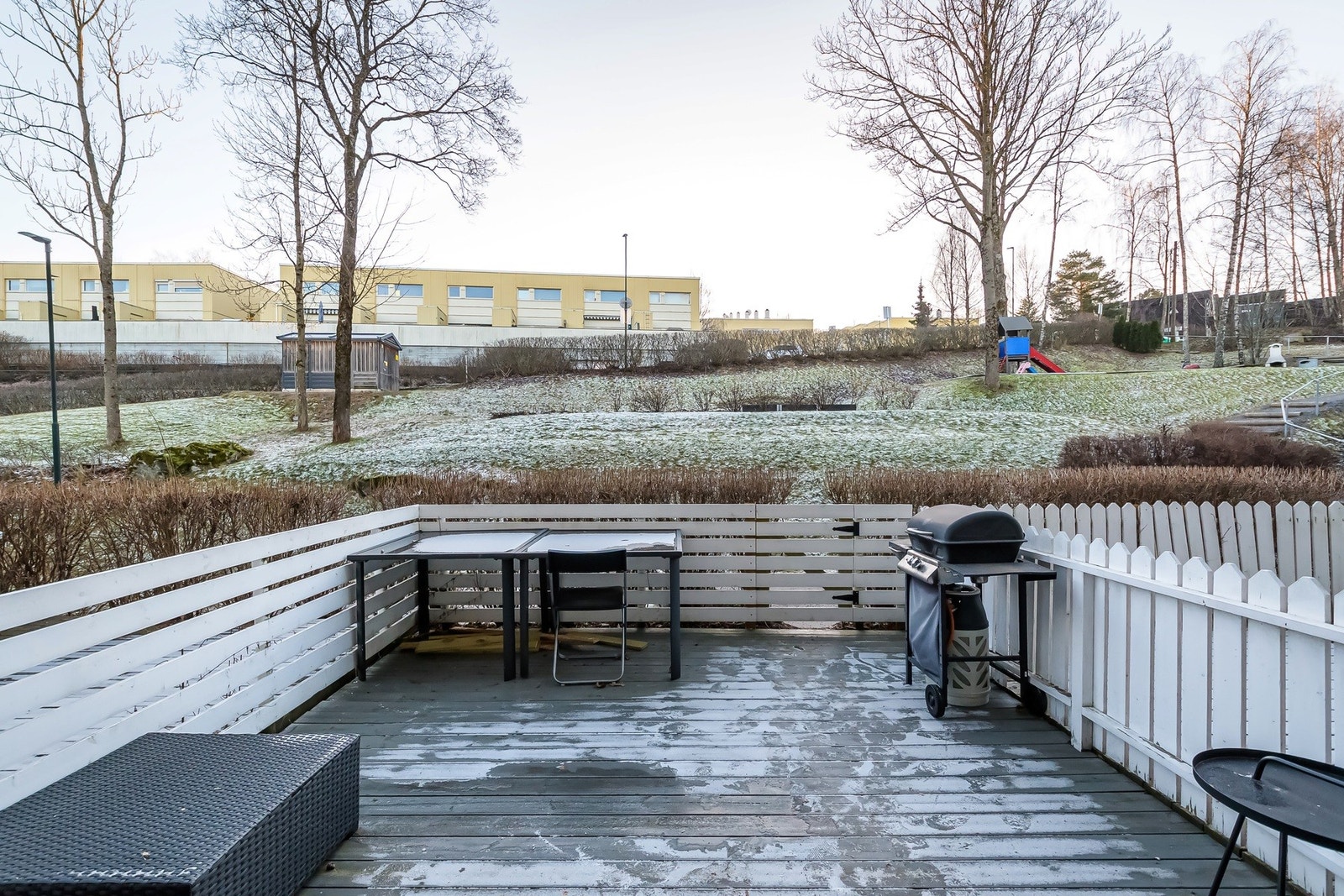 Herlig og solrik markterrasse på ca. 20 kvm med god plass til utemøbler, diverse beplantning og grill Galleribilde