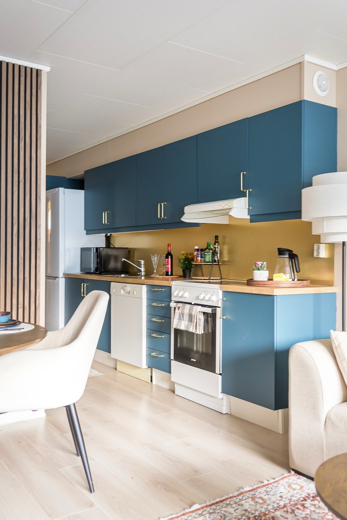 Leiligheten har åpen stue- og kjøkkenløsning som gir et åpent og ryddig uttrykk Galleribilde