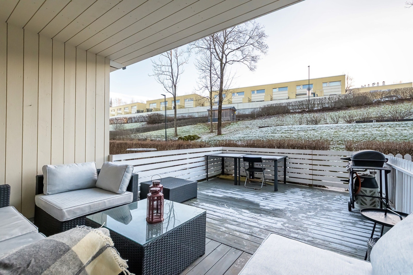 Usjenert markterrasse. Her kan man nyte fine sommerdager Galleribilde