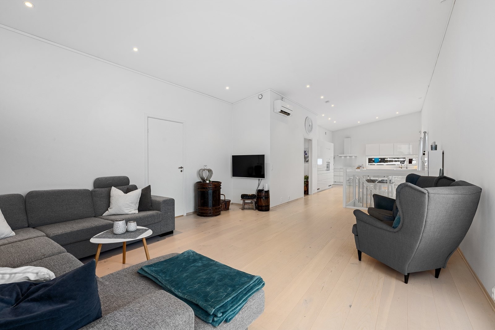 På innsiden av stuen er hovedsoverommet lokalisert. Man har eget bad tilknyttet hovedsoverommet. Galleribilde