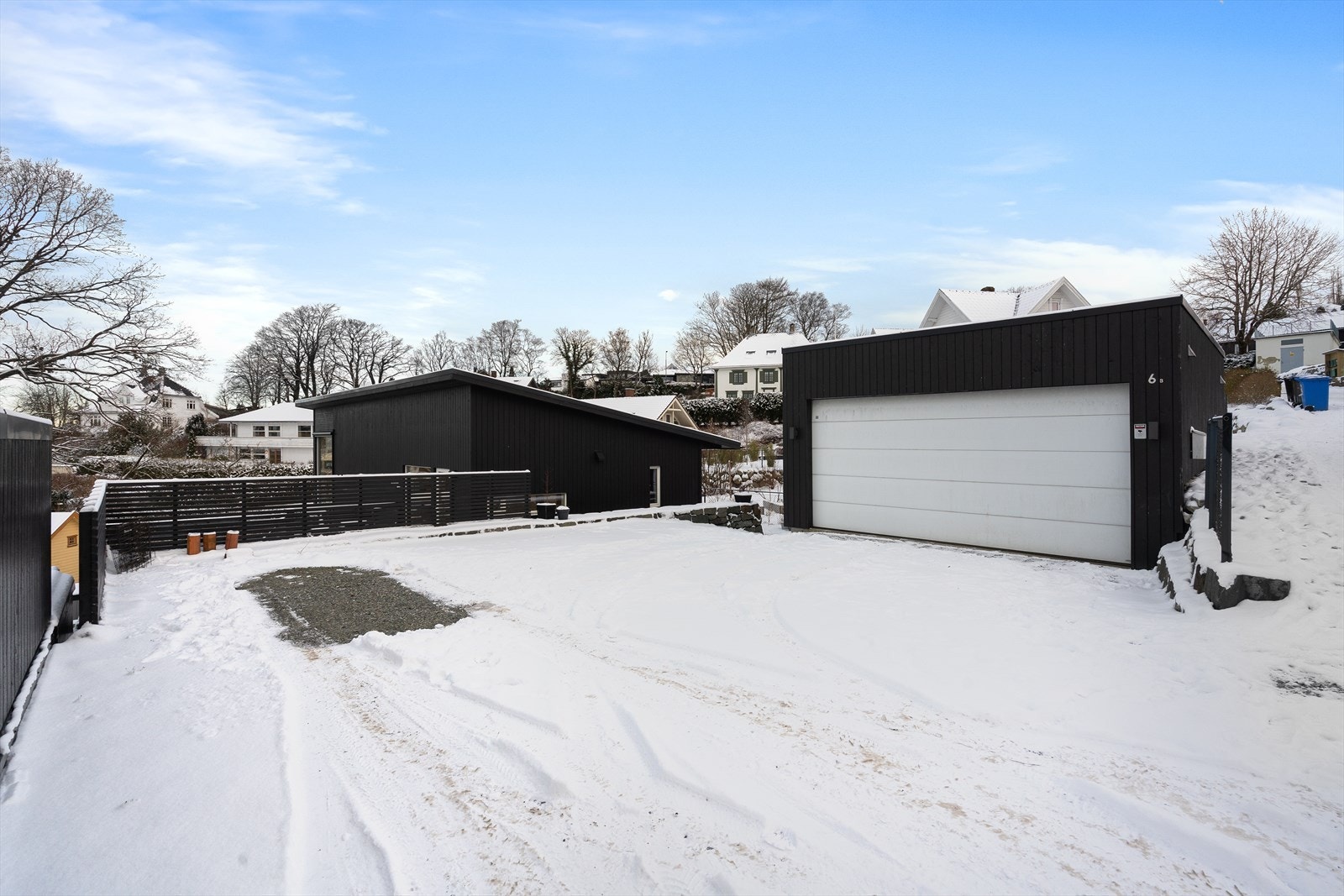 Man har stort gårdsrom og kjekk dobbel garasje. Det er også gode lagringsmuligheter i garasjen. Galleribilde