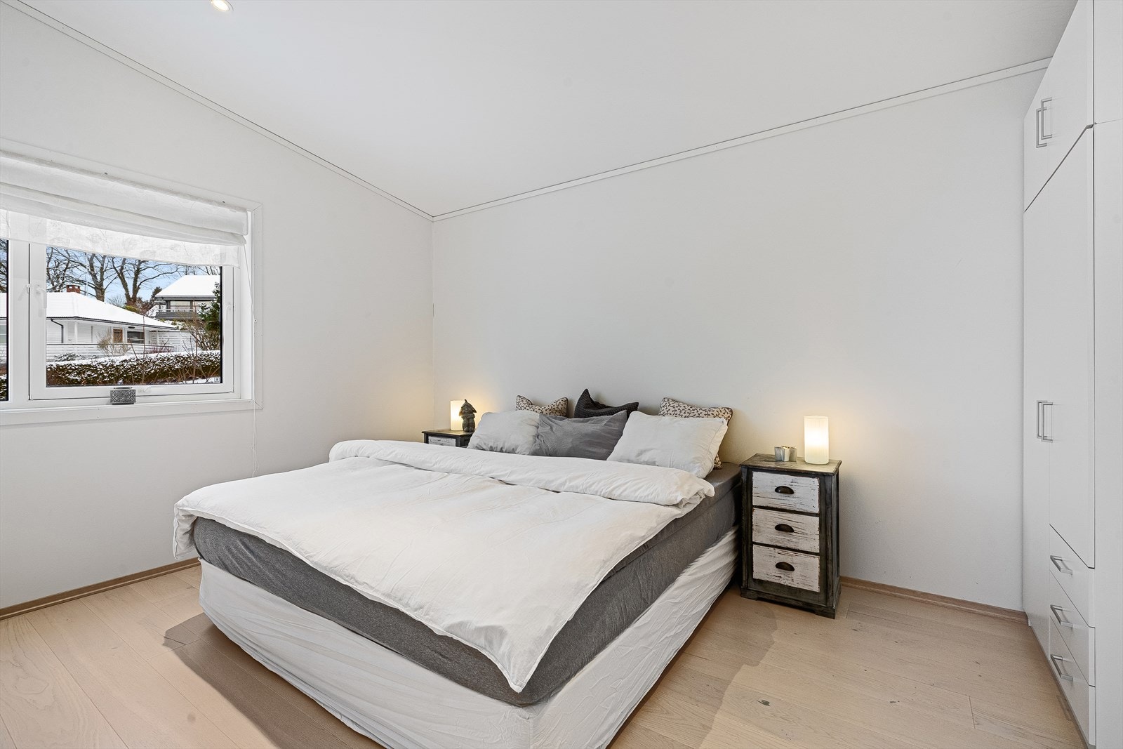 Hovedsoverom av bra størrelse. Stor garderobeløsning og eget bad. Galleribilde