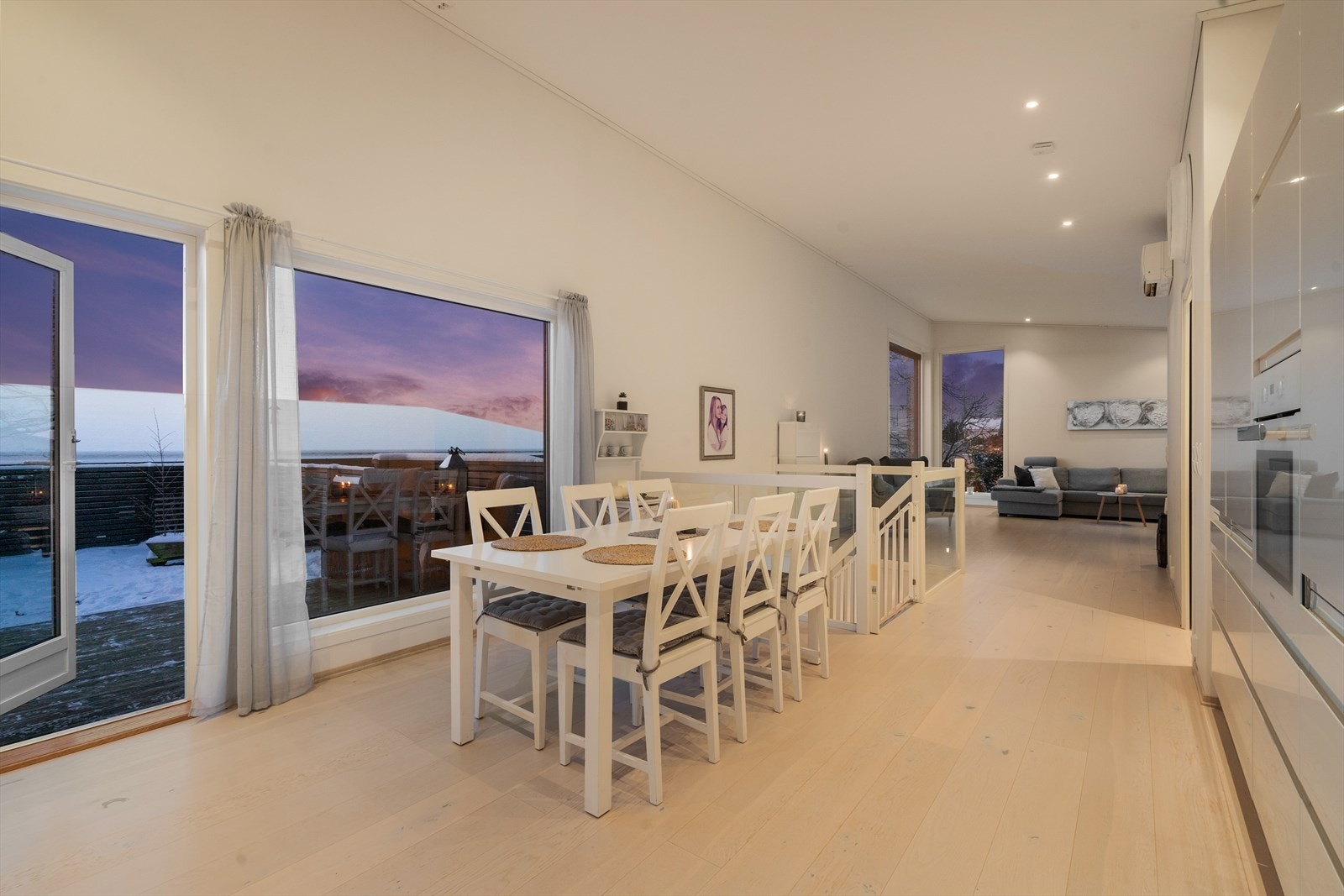 På kjøkkenet har man god plass til stort spisebord. Her har man også utgang til solrik terrasse. Galleribilde